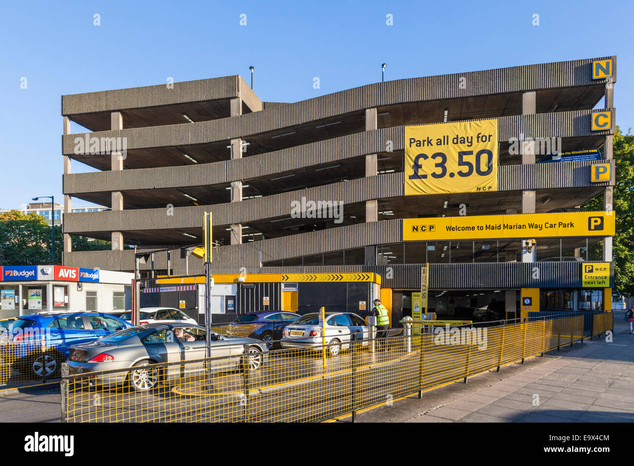 Parking public avec des bannières publicitaires bon marché toute la journée parking, Nottingham, England, UK Banque D'Images