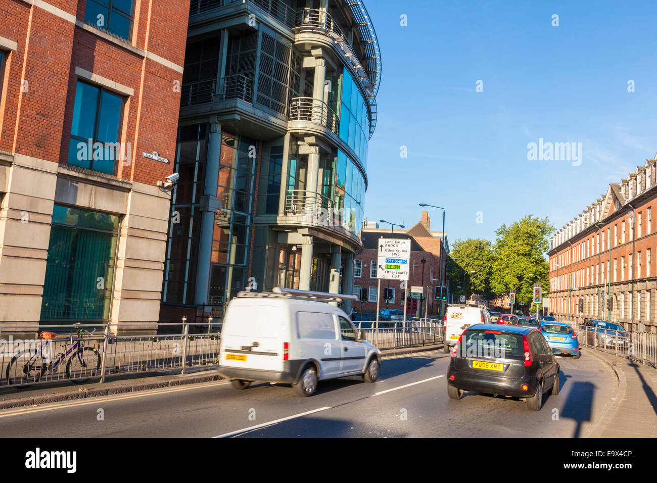 Tôt le matin la circulation sur une route principale dans la ville de Nottingham, Angleterre, RU Banque D'Images