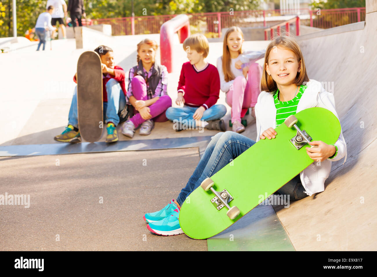 Les enfants s'asseoir derrière et devant avec skateboard Banque D'Images