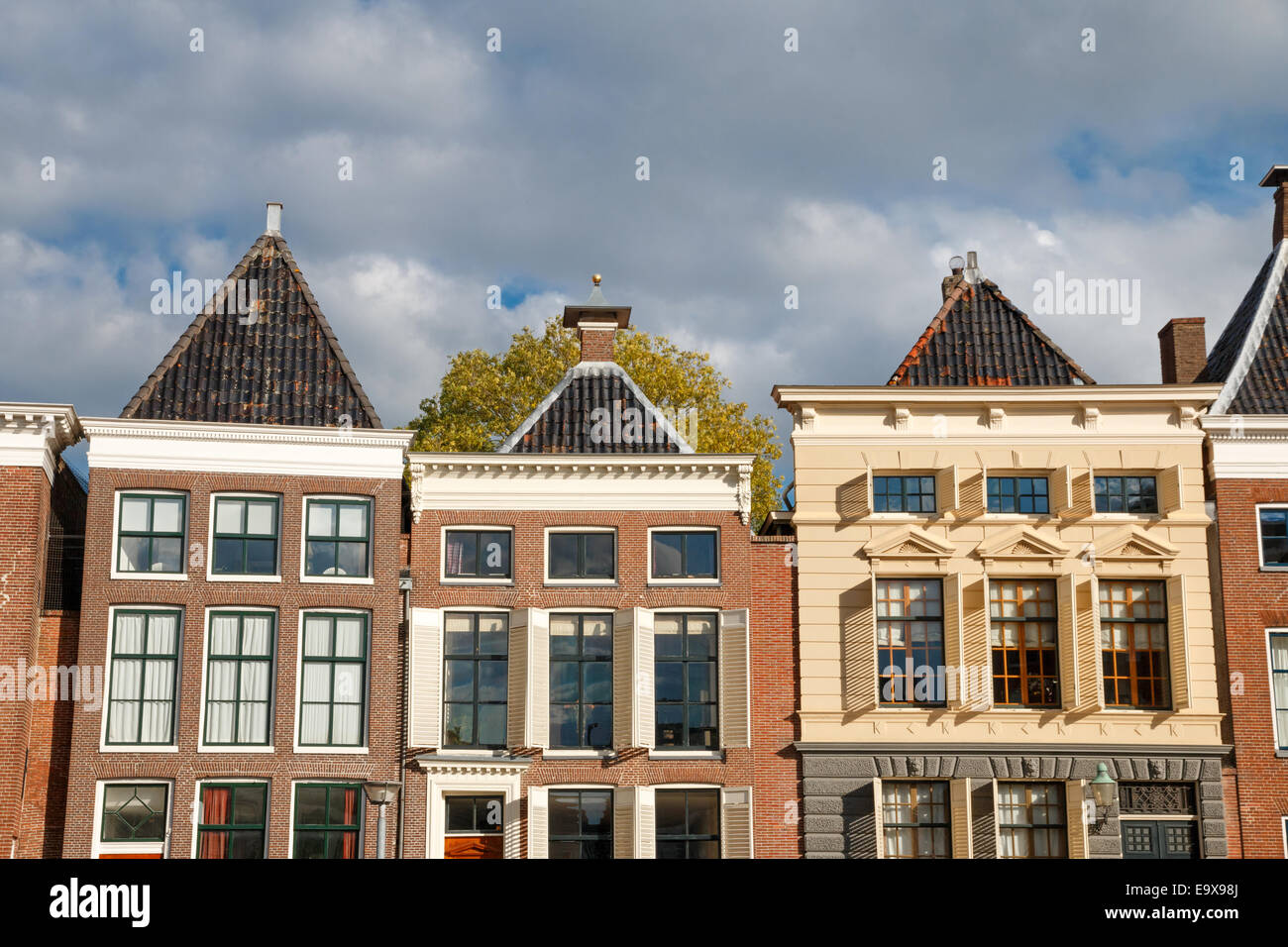 Plusieurs maisons du canal dans le soleil à l 'A' der Hooge, Groningen, Pays-Bas Banque D'Images