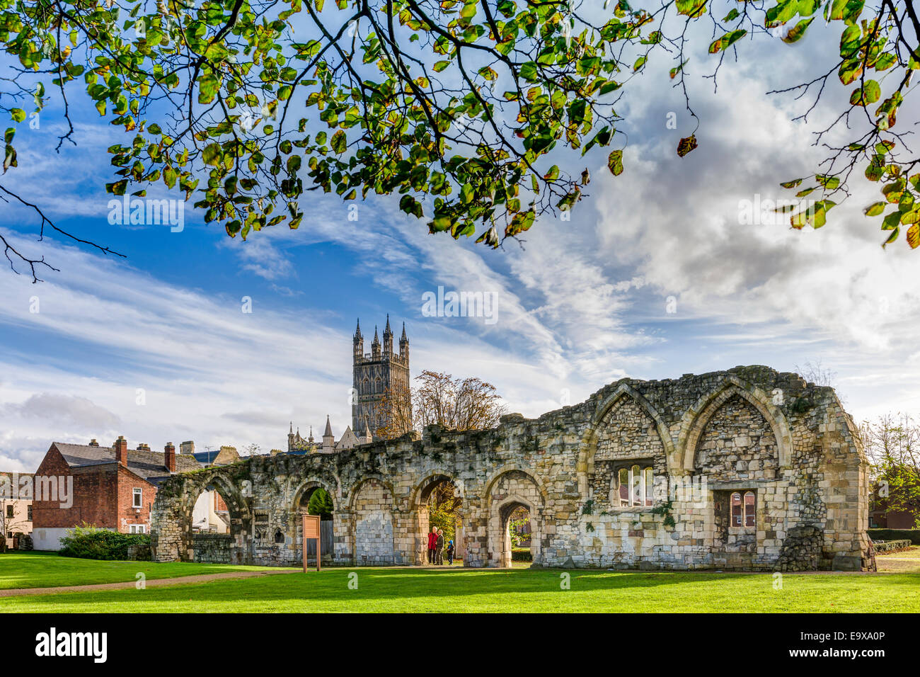 La cathédrale de Gloucester s'élève au-dessus des ruines de St Oswald's Priory, baigné de soleil d'automne, dans la ville de Gloucester, en Angleterre. Banque D'Images