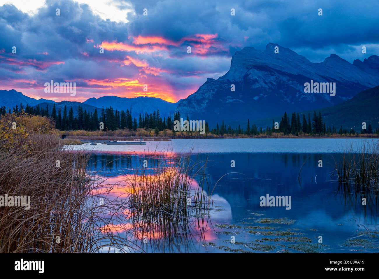 Montagnes reflétées dans les lacs vermillon Banque de photographies et ...