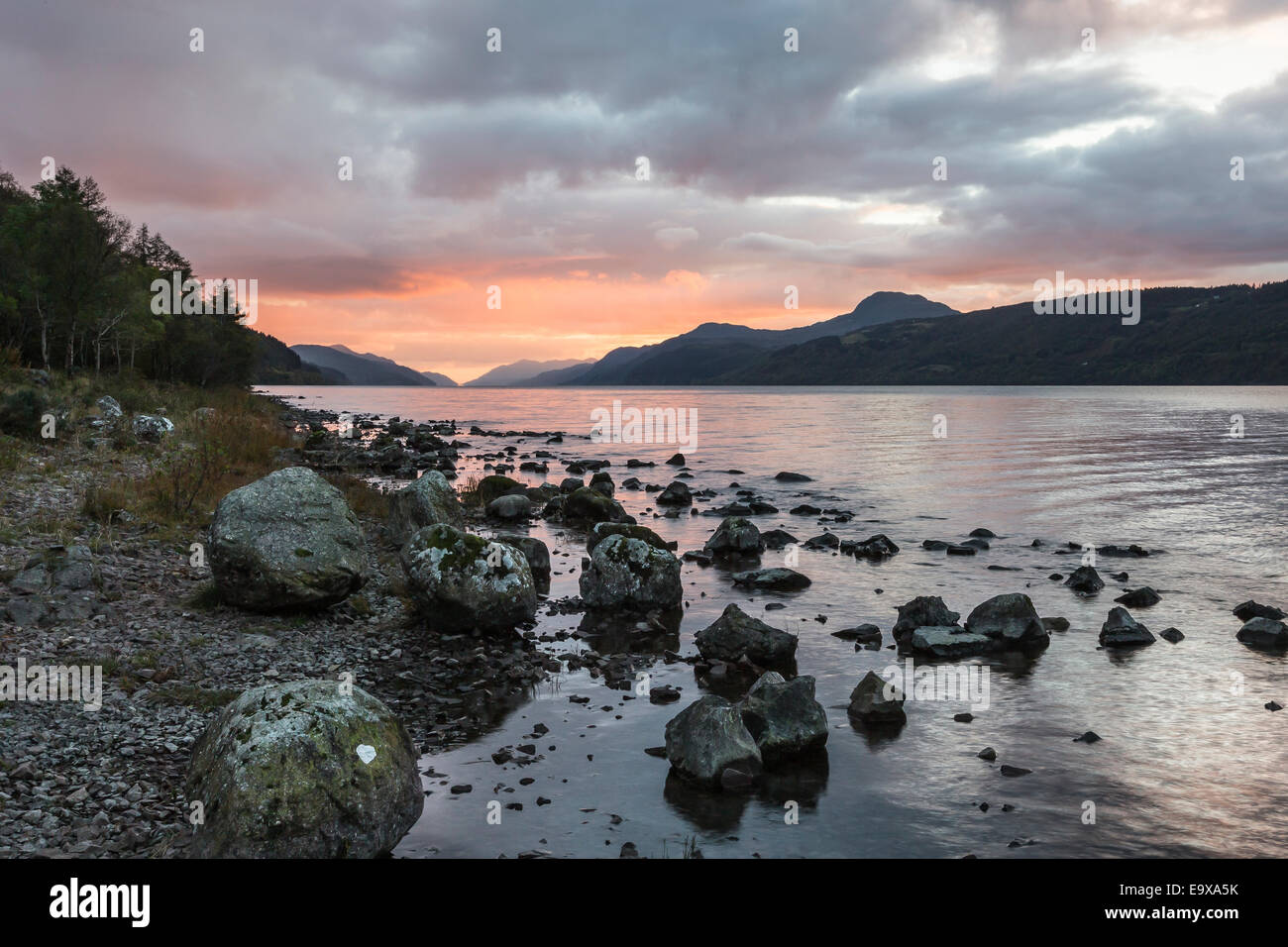 Le Loch Ness à Inverness-shire en Ecosse. Banque D'Images