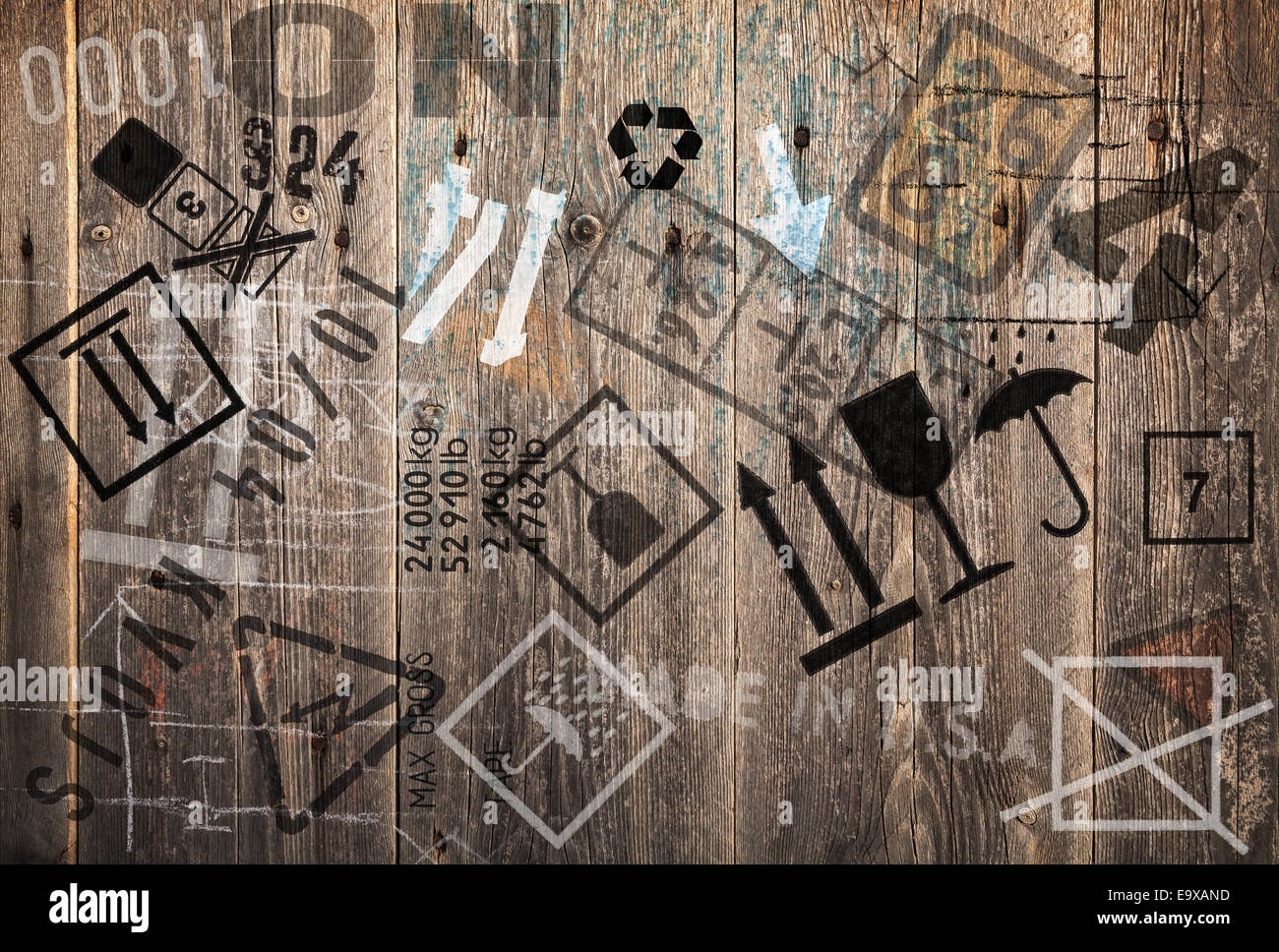 Vieux mur en bois brun foncé avec l'expédition et le transport industriel des marchandises des signes de marquage Banque D'Images