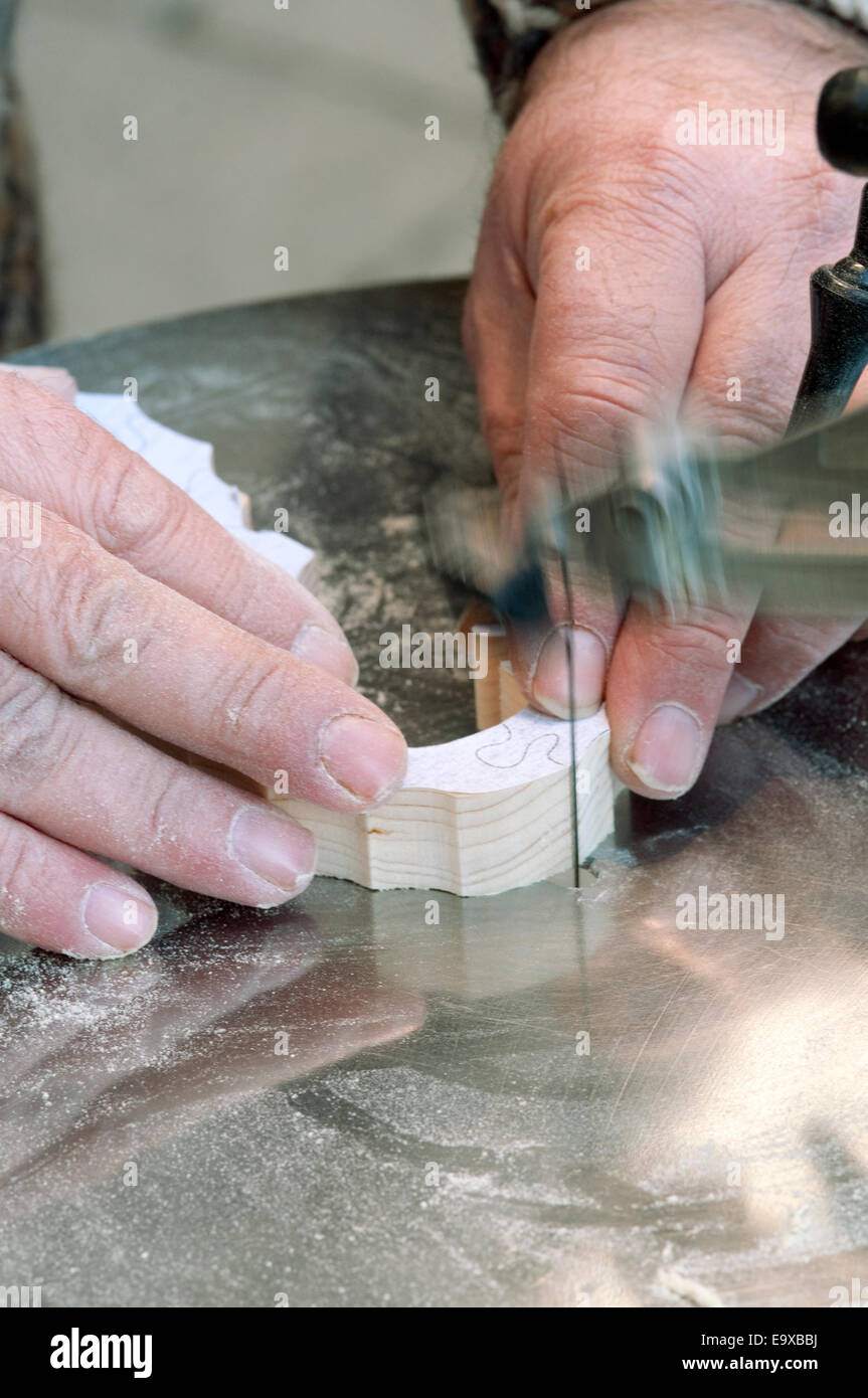 L'Italie, Lombardie, artisan couper du bois avec Jigsaw. Banque D'Images