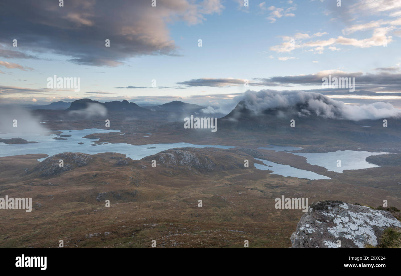 Vue depuis plus de Stac Pollaidh Inverpolly nuage sur Suilven et Cul Mor à l'aube, Assynt, Sutherland, nord ouest de l'Ecosse Banque D'Images