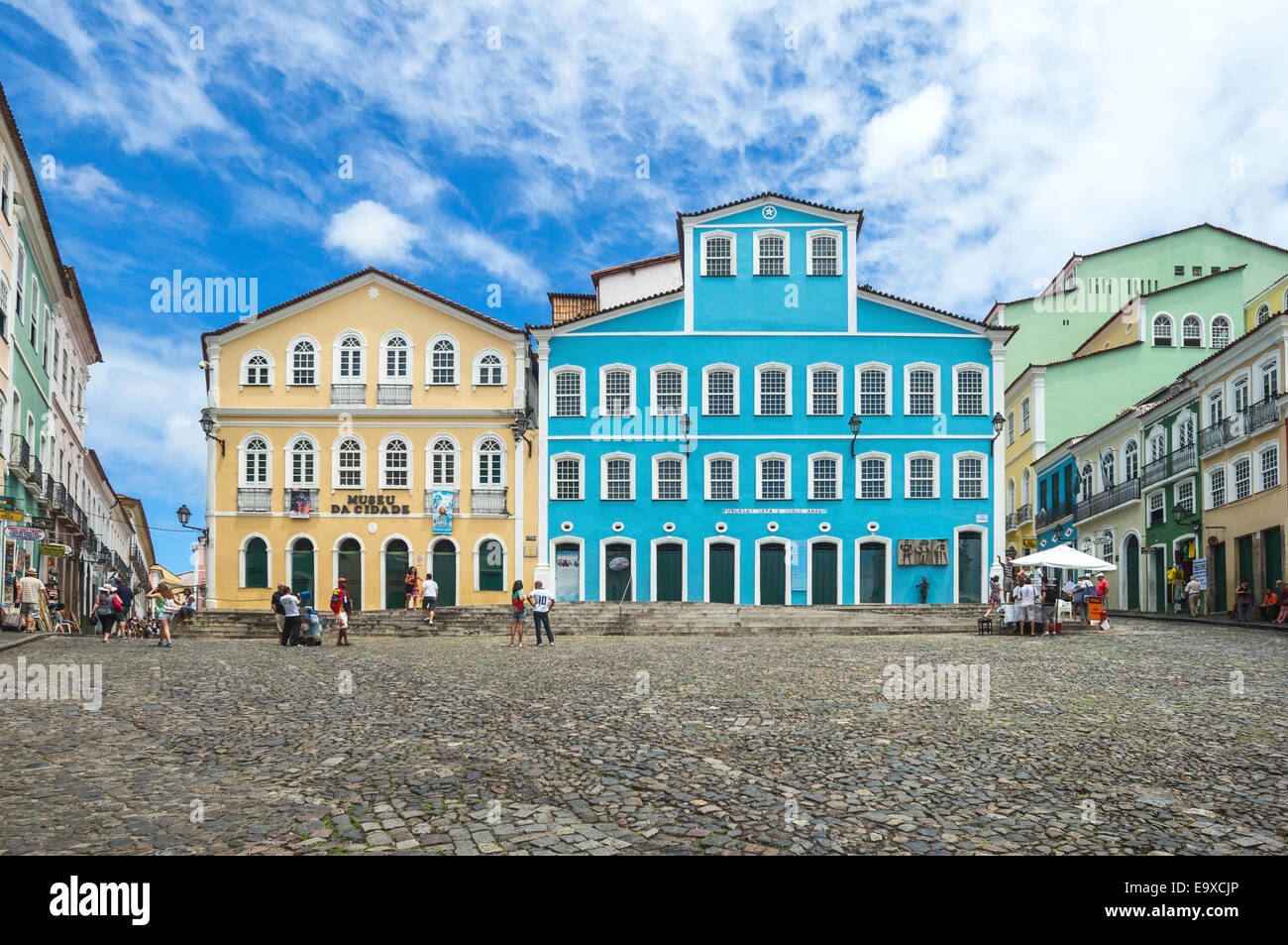 Brésil, Salvador, les gens dans le Pelourinho square, dans l'arrière-plan la maison de Jorge Amado foundation Banque D'Images