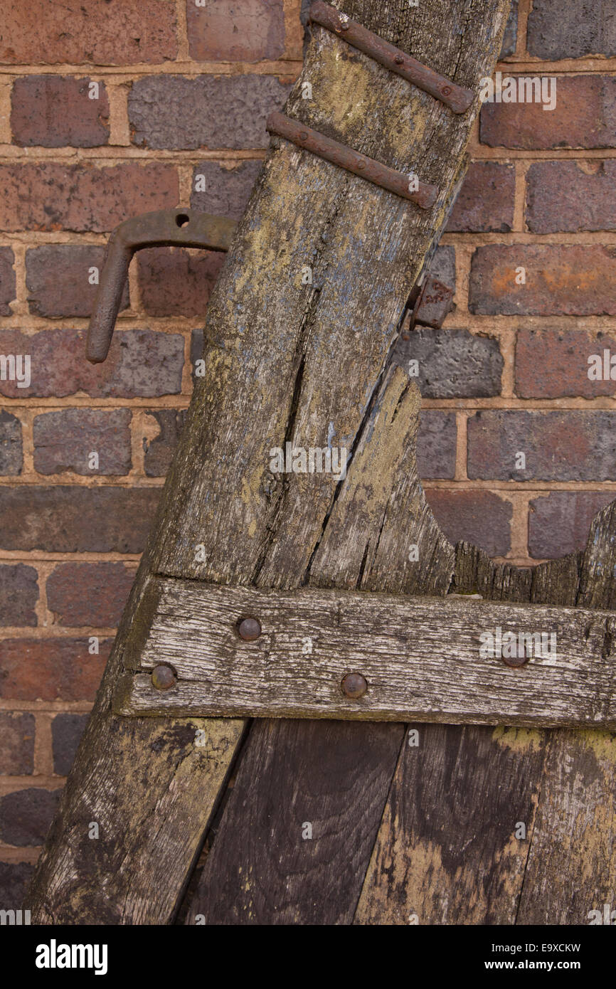 Vieilles poutres en bois et mur de briques d'un ancien bassin du canal Banque D'Images