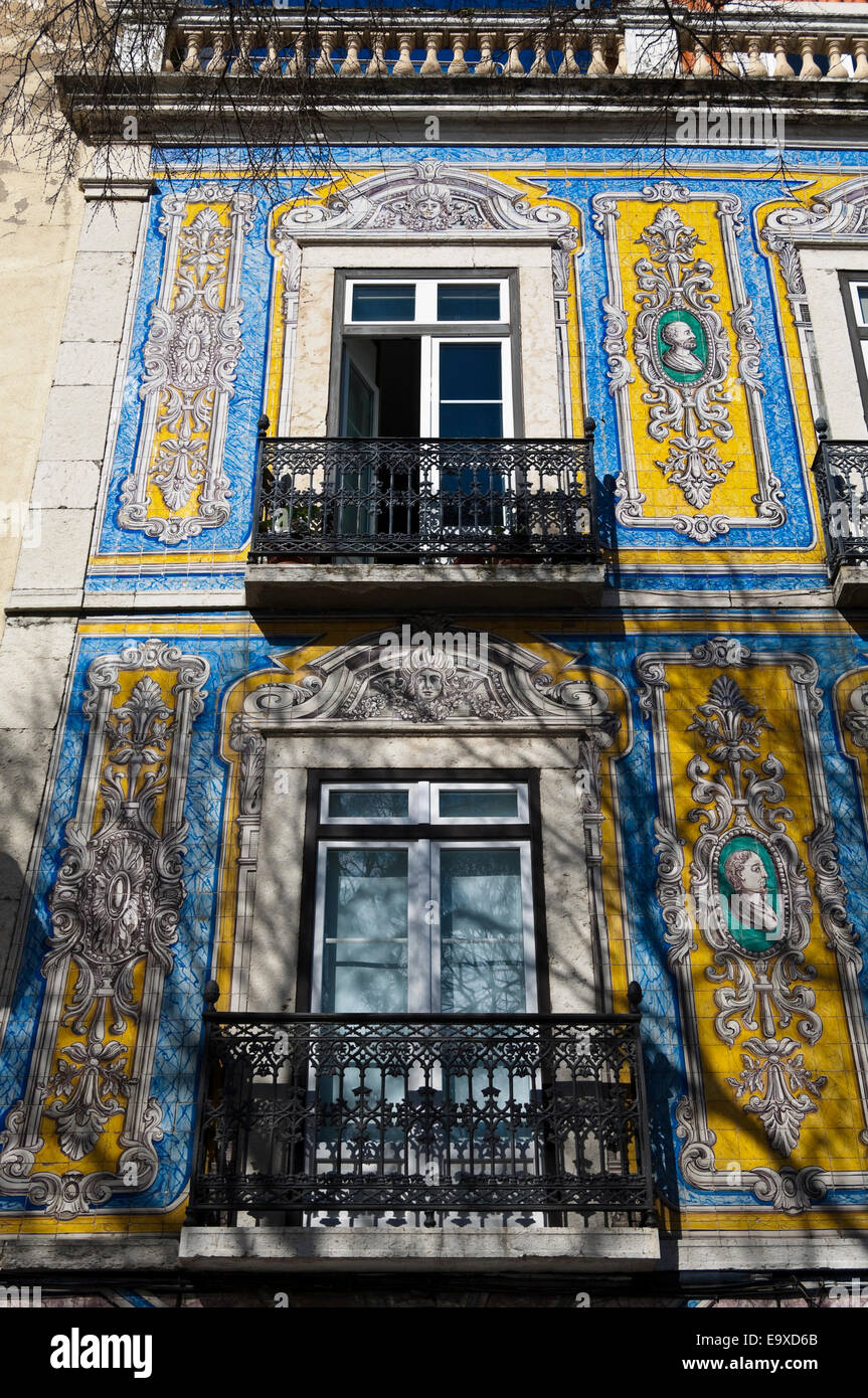La verticale de près de l'carreaux décoratifs couvrant une maison à Lisbonne. Banque D'Images