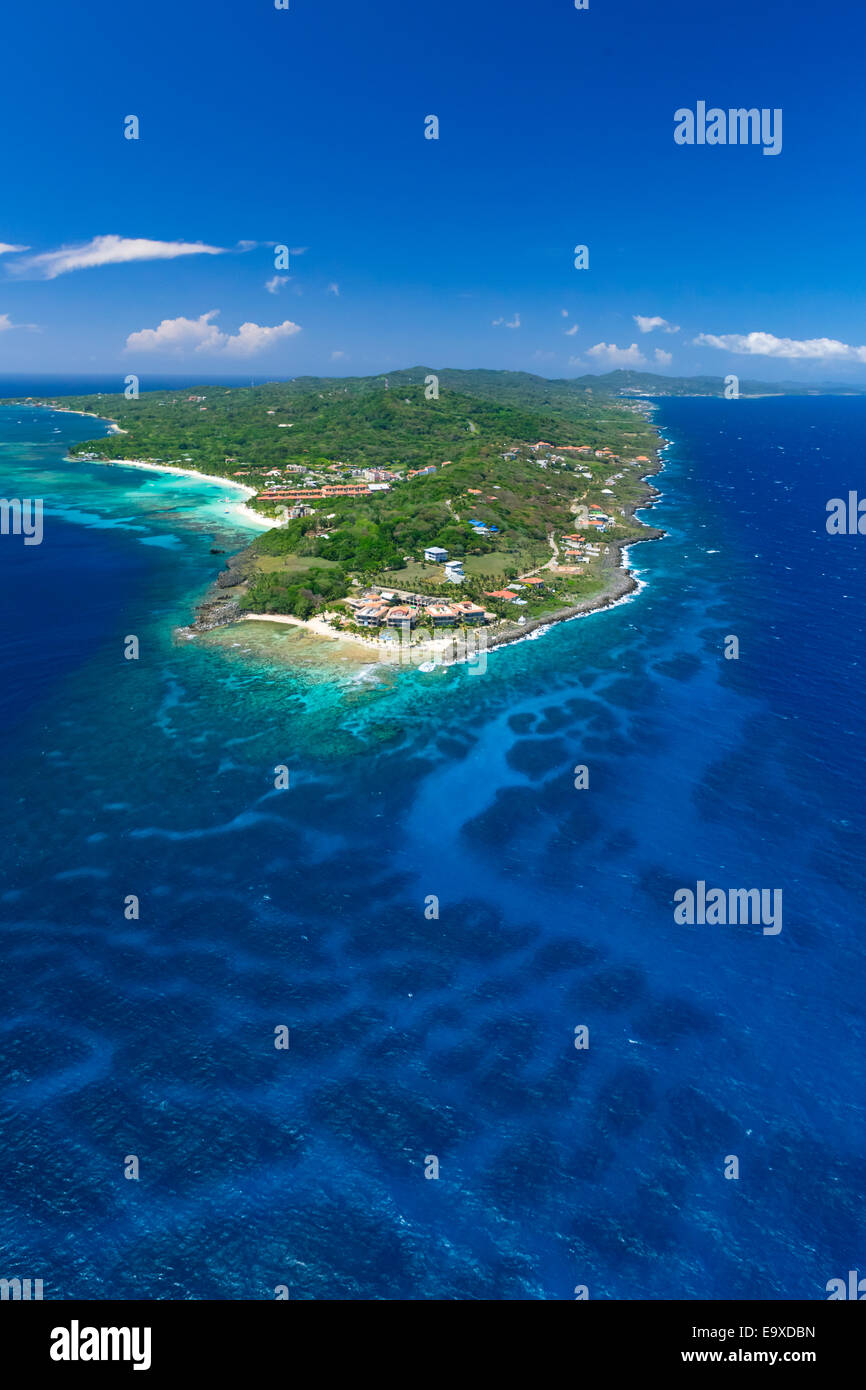 Image aérienne de la fin de l'île de Roatan au West Bay Point Banque D'Images