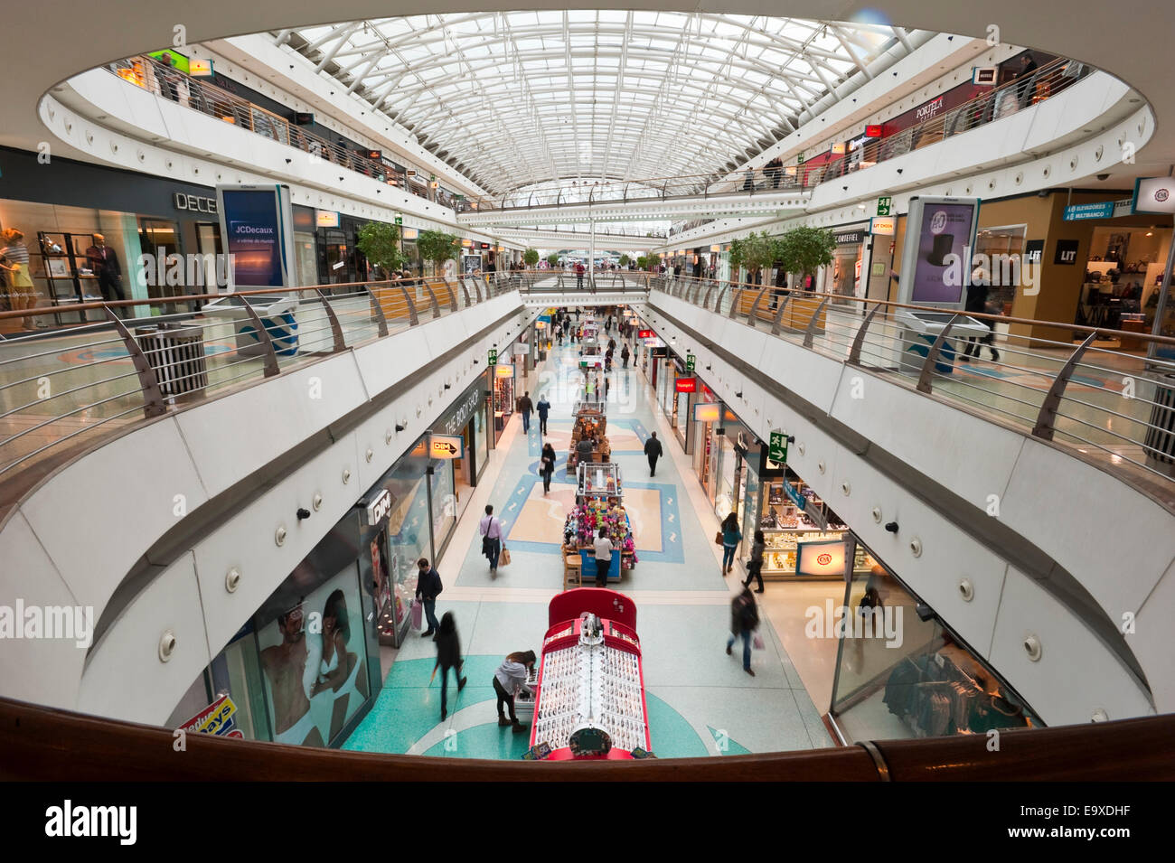 Vue horizontale du centre commercial Vasco da Gama à Lisbonne. Banque D'Images