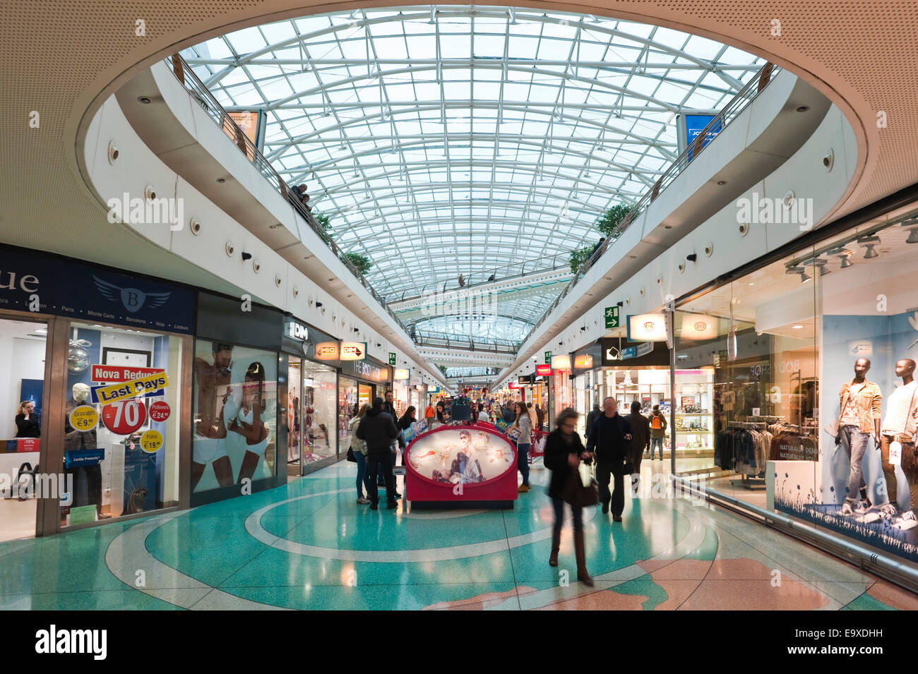 Vue horizontale du centre commercial Vasco da Gama à Lisbonne. Banque D'Images