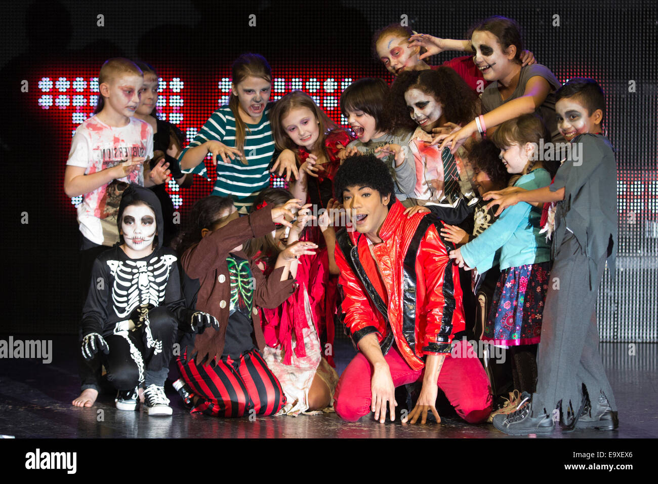 David Jordan à partir de la comédie musicale "Michael Jackson Thriller Live' avec les enfants de l'école composé, comme les zombies. Banque D'Images