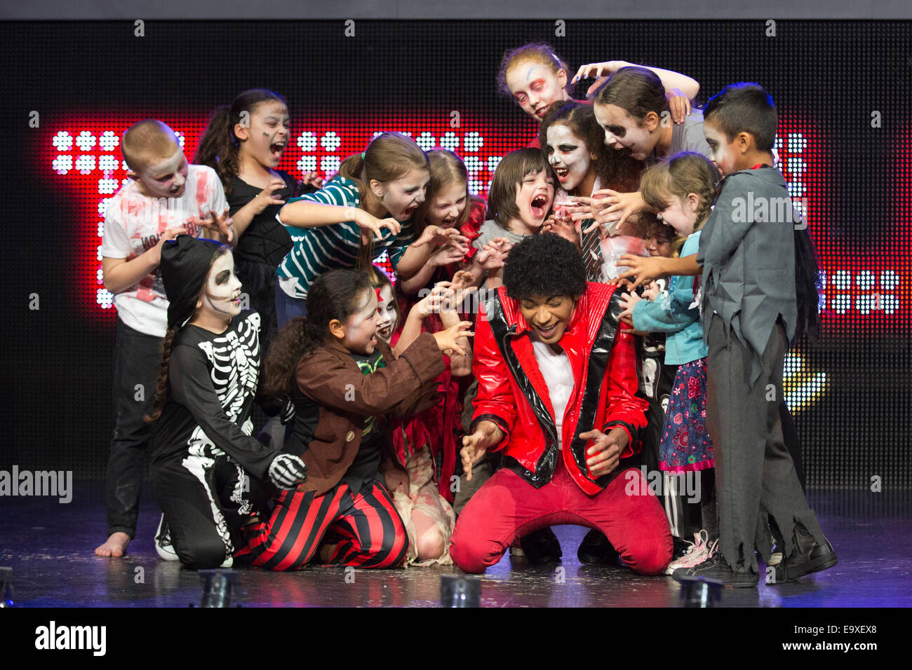 David Jordan à partir de la comédie musicale "Michael Jackson Thriller Live' avec les enfants de l'école composé, comme les zombies. Banque D'Images