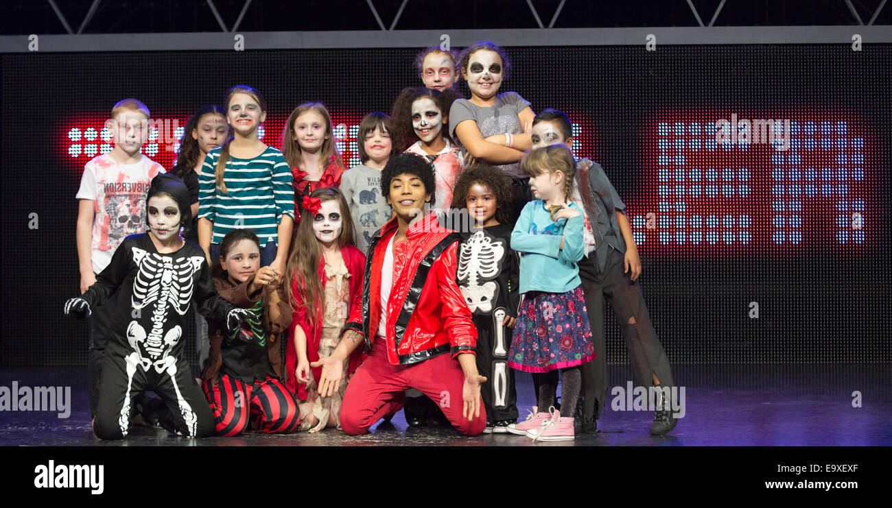 David Jordan à partir de la comédie musicale "Michael Jackson Thriller Live' avec les enfants de l'école composé, comme les zombies. Banque D'Images