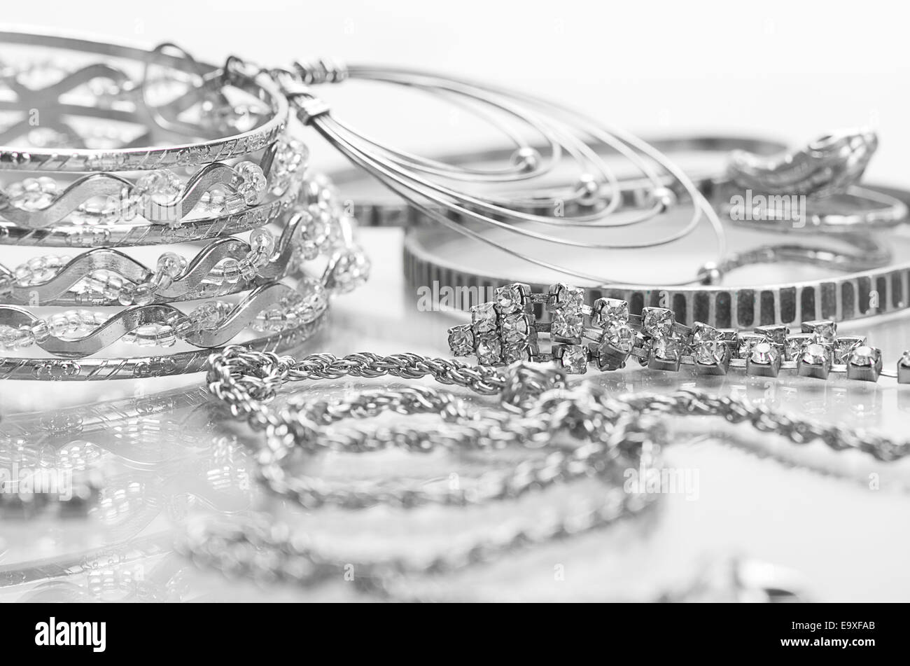 Différents bijoux en argent sur la table. Banque D'Images