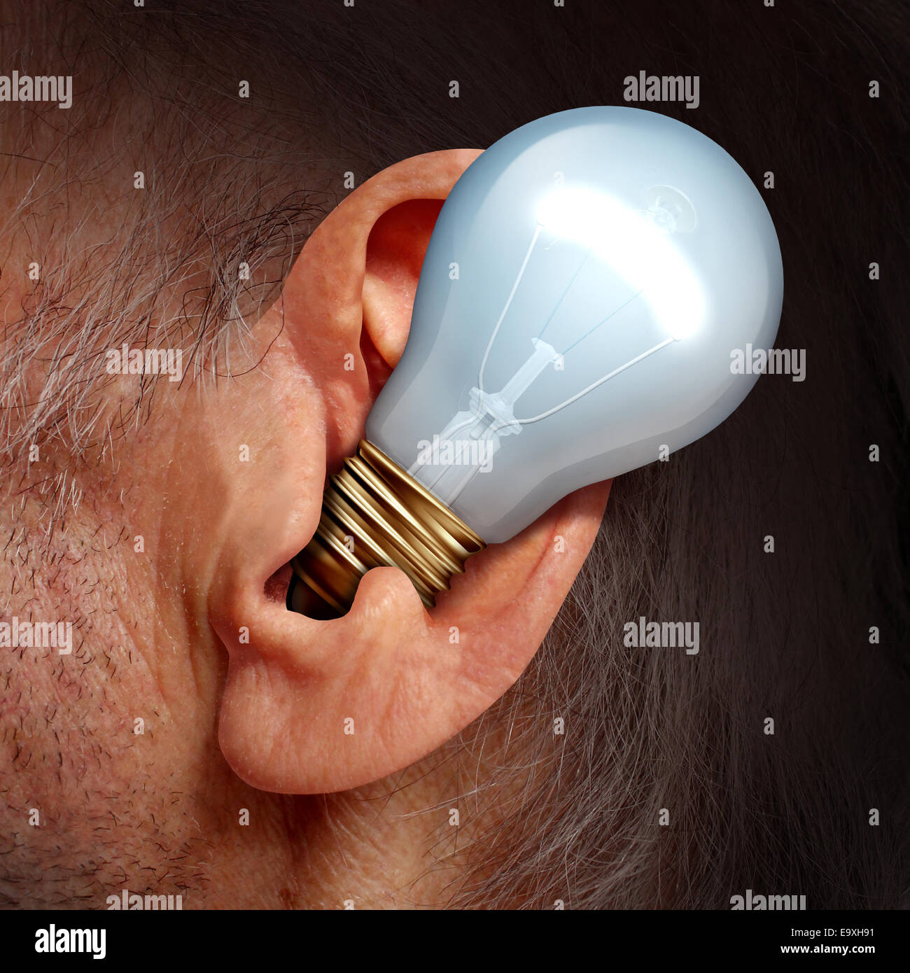 Écouter leurs idées concept comme une ampoule à l'intérieur d'une oreille humaine comme un symbole de l'écoute et à l'écoute des pensées créatrices et succès d'audience des conseils. Banque D'Images