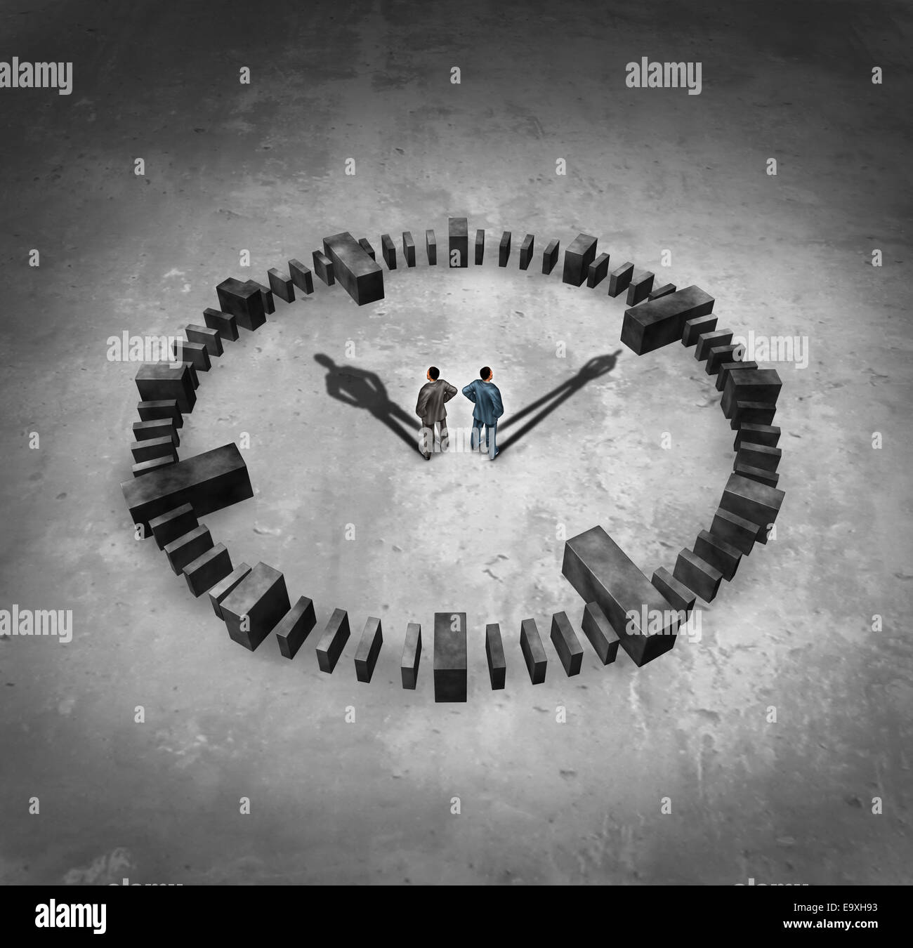 Concept de temps de travail comme deux businessman, debout au milieu d'un sundail réveil avec leurs ombres en heures et minutes Banque D'Images