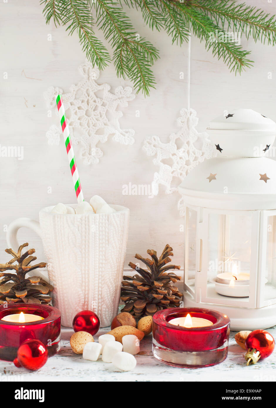 Composition de Noël avec une tasse de chocolat chaud avec de la guimauve Banque D'Images