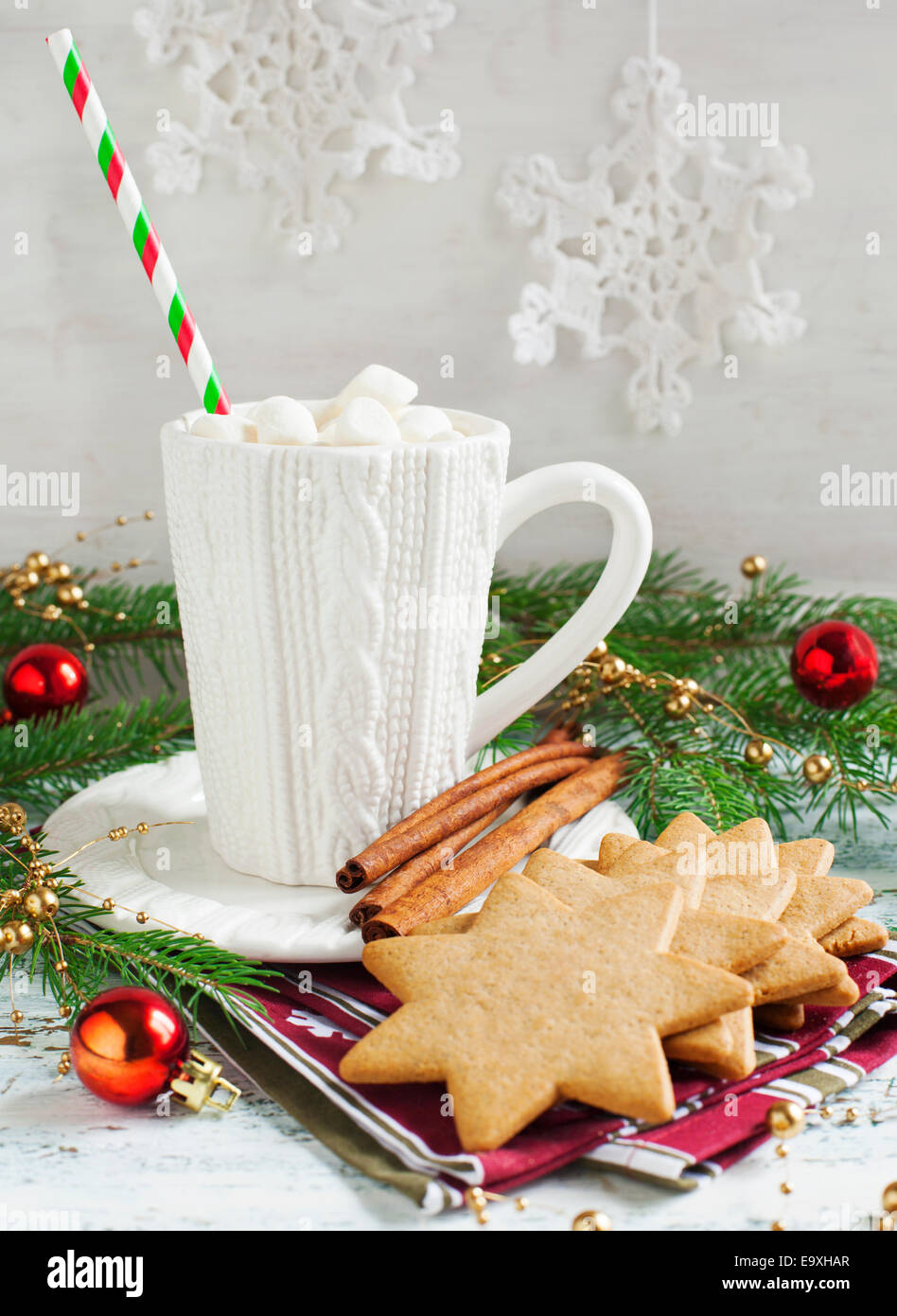 Tasse de chocolat chaud avec de la guimauve et des biscuits de Noël. Banque D'Images