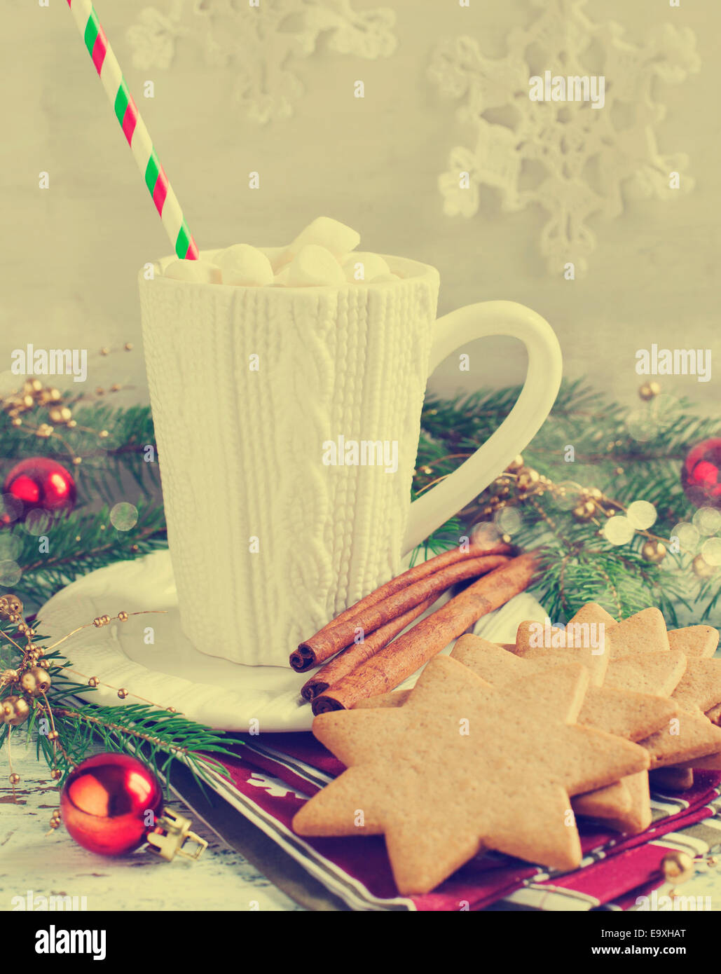 Tasse de chocolat chaud avec de la guimauve et des biscuits de Noël. La tonalité de l'image. Banque D'Images