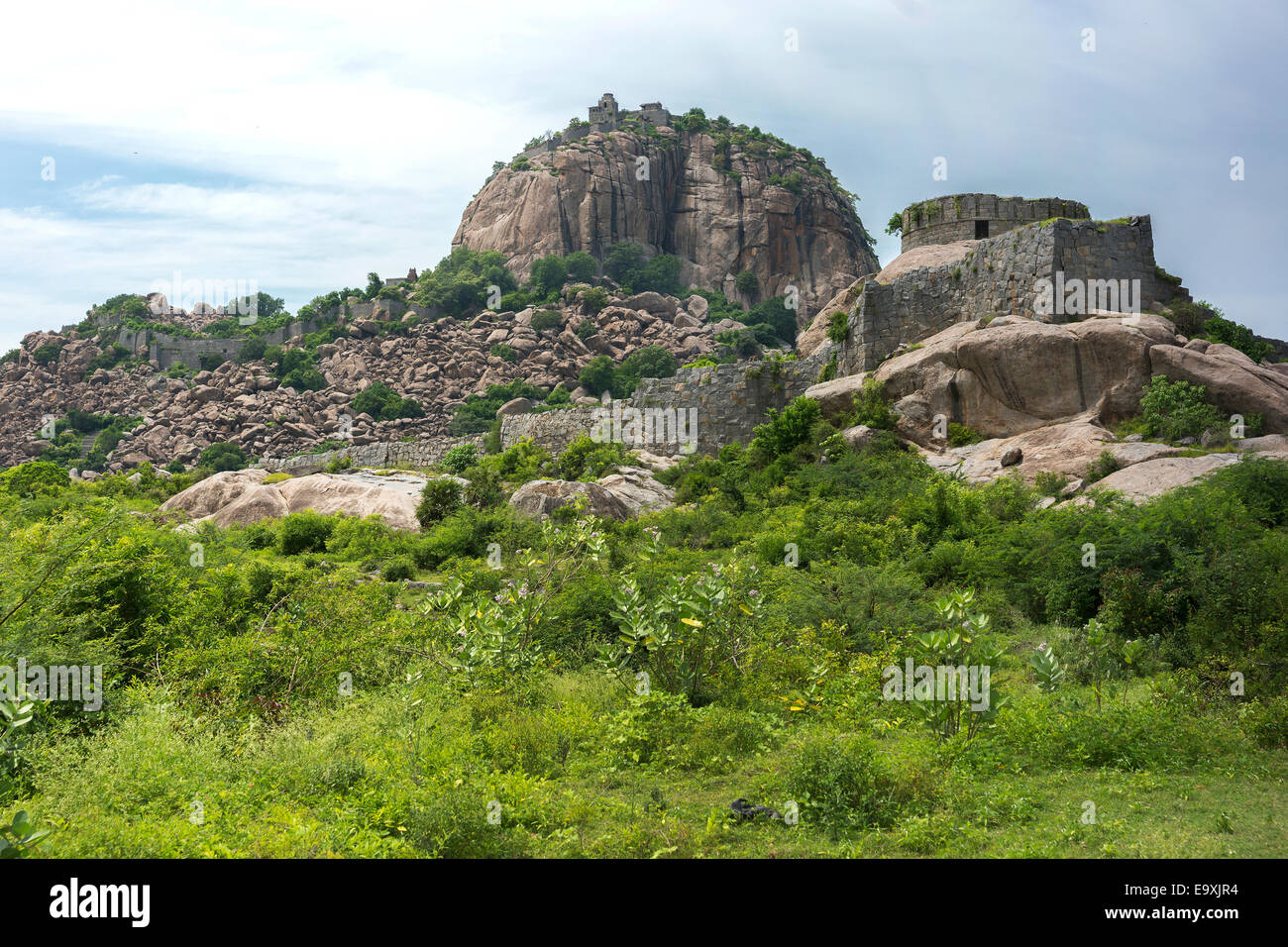 Les ruines de Gingee fort dans le Tamil Nadu, à l'est de Thiruvanamalaï, construit sur un rocher. Banque D'Images
