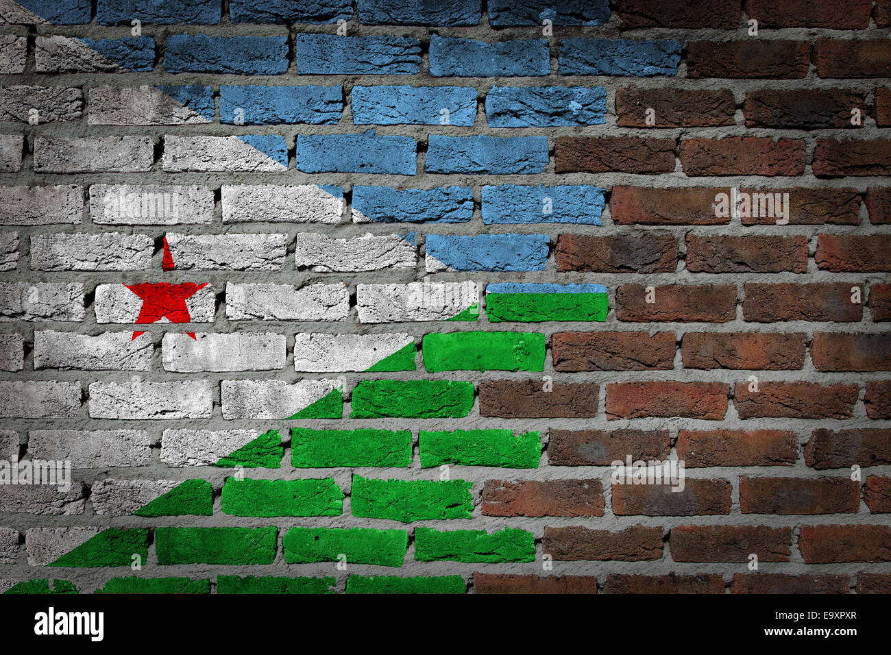 Très vieux mur en brique rouge foncé texture avec drapeau - Djibouti Banque D'Images