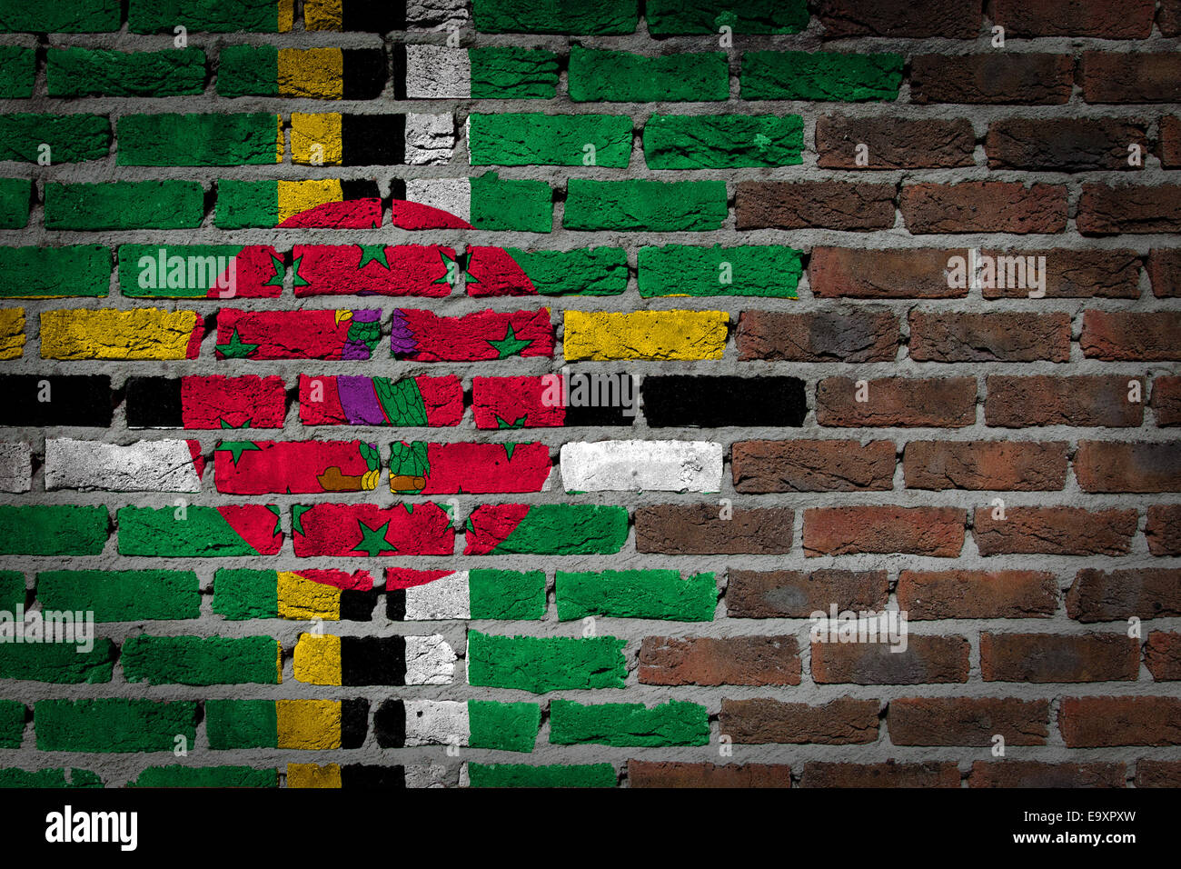 Très vieux mur en brique rouge foncé texture avec drapeau - Dominique Banque D'Images