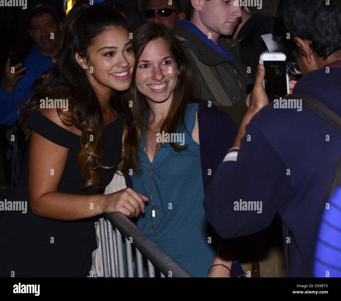 Hollywood, Californie, USA. 29Th sep 2014. Naissance de l'Amérique latine l'actrice Gina RODRIGUEZ est sortie sur bande un segment sur Jimmy Kimmel Live ! Dans la région de Hollywood au El Capitan Theatre le lundi 3 novembre 2014. Rodriguez accueilli fans, signer des autographes et prendre des photos le lundi comme elle est arrivée et quitté le salon. Crédit : David Bro/ZUMA/Alamy Fil Live News Banque D'Images Hollywood, Californie, USA. 29Th sep 2014. Naissance de l'Amérique latine l'actrice Gina RODRIGUEZ est sortie sur bande un segment sur Jimmy Kimmel Live ! Dans la région de Hollywood au El Capitan Theatre le lundi 3 novembre 2014. Rodriguez accueilli fans, signer des autographes et prendre des photos le lundi comme elle est arrivée et quitté le salon. Crédit : David Bro/ZUMA/Alamy Fil Live News Banque D'Images