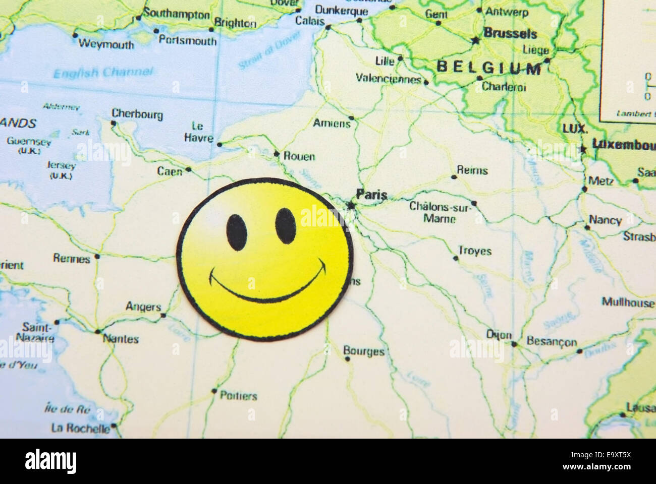 Close up image d'un visage souriant sur carte de France. Banque D'Images