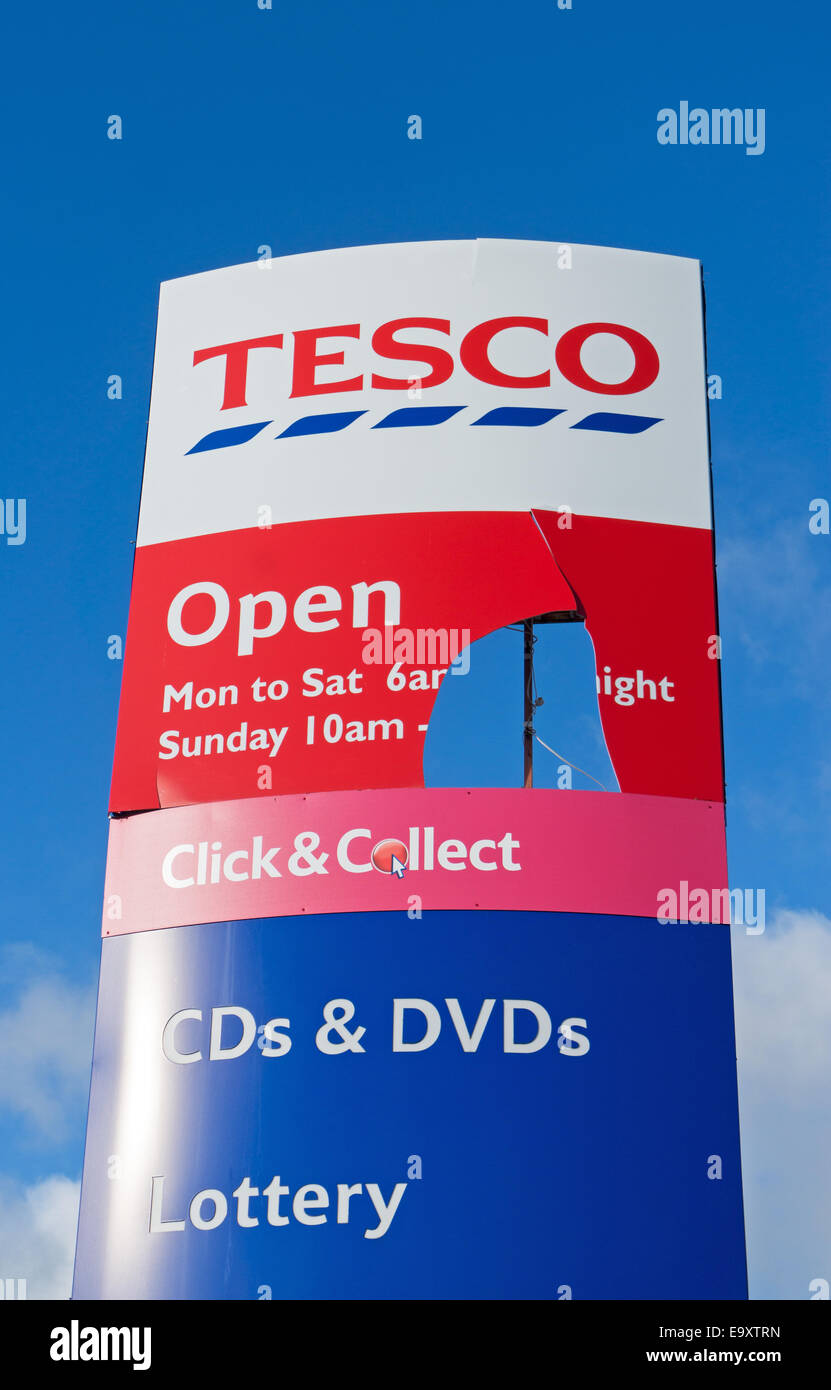 Broken supermarché Tesco sign North East England UK Banque D'Images