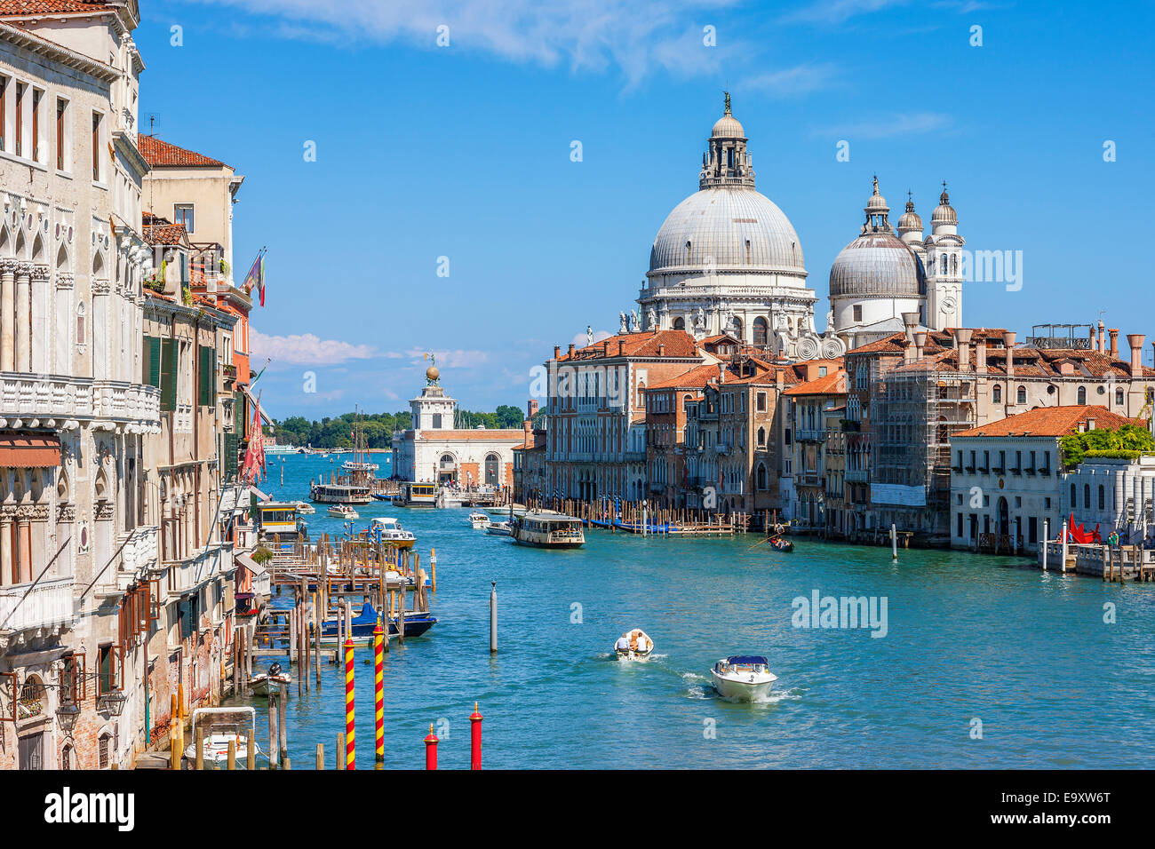 Canal Grande avec la Basilique Santa Maria della Salute en arrière-plan, Venise, Italie Banque D'Images