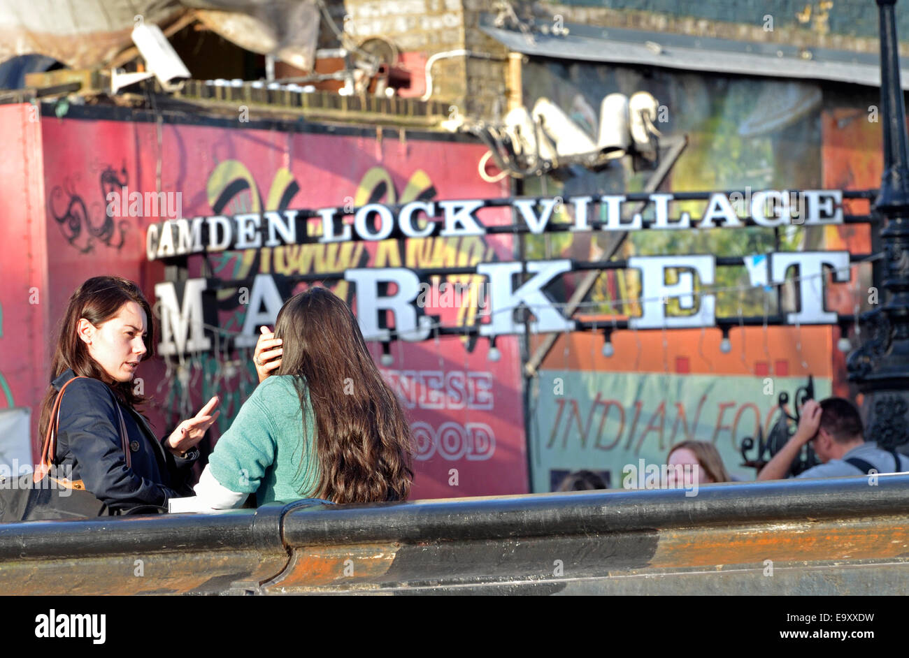 Londres, Angleterre, Royaume-Uni. Camden Lock Village signer par le Regent's Canal Banque D'Images