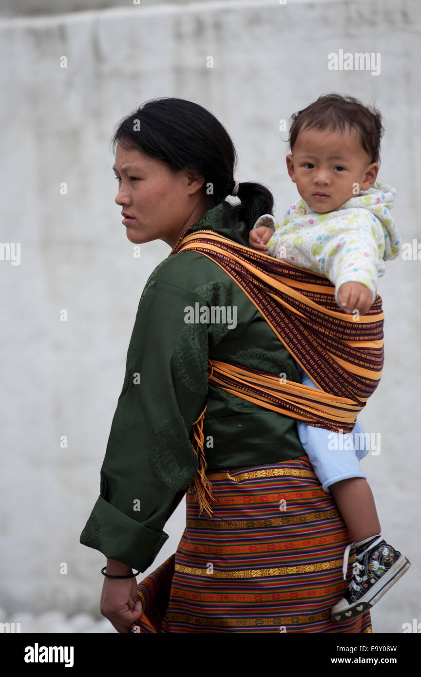 Femme avec son fils au niveau national Memorial Chorten, Thimphu, Bhoutan Banque D'Images