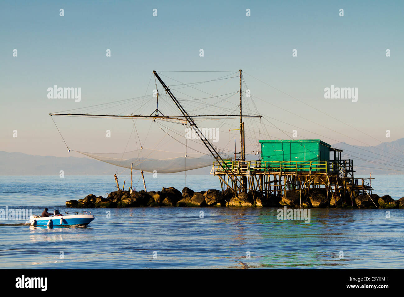 Maison de pêcheur avec un filet sur la mer à Marina di Pisa, Toscane, Italie Banque D'Images
