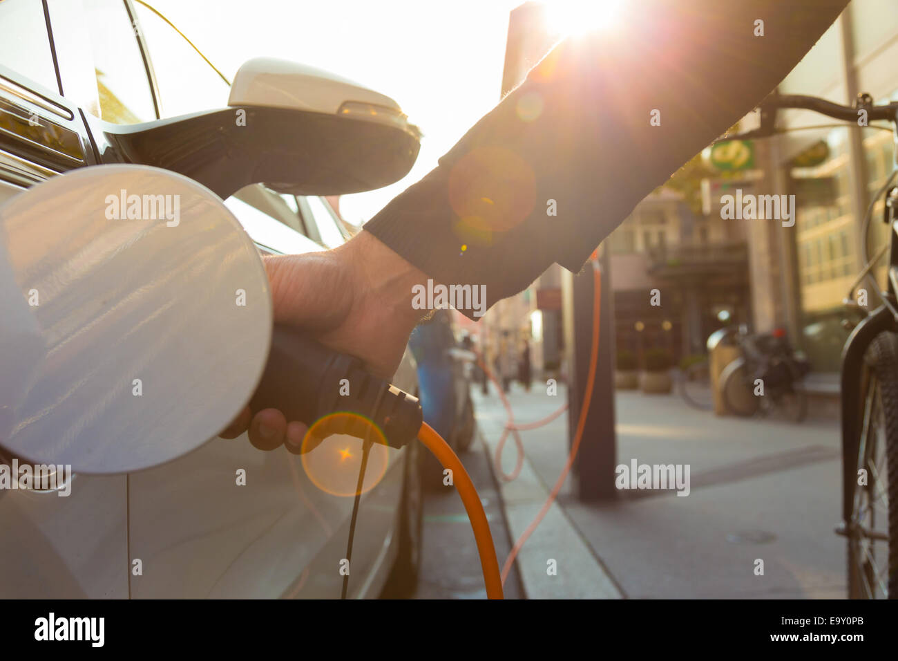 Voiture électrique dans la station de charge. Banque D'Images