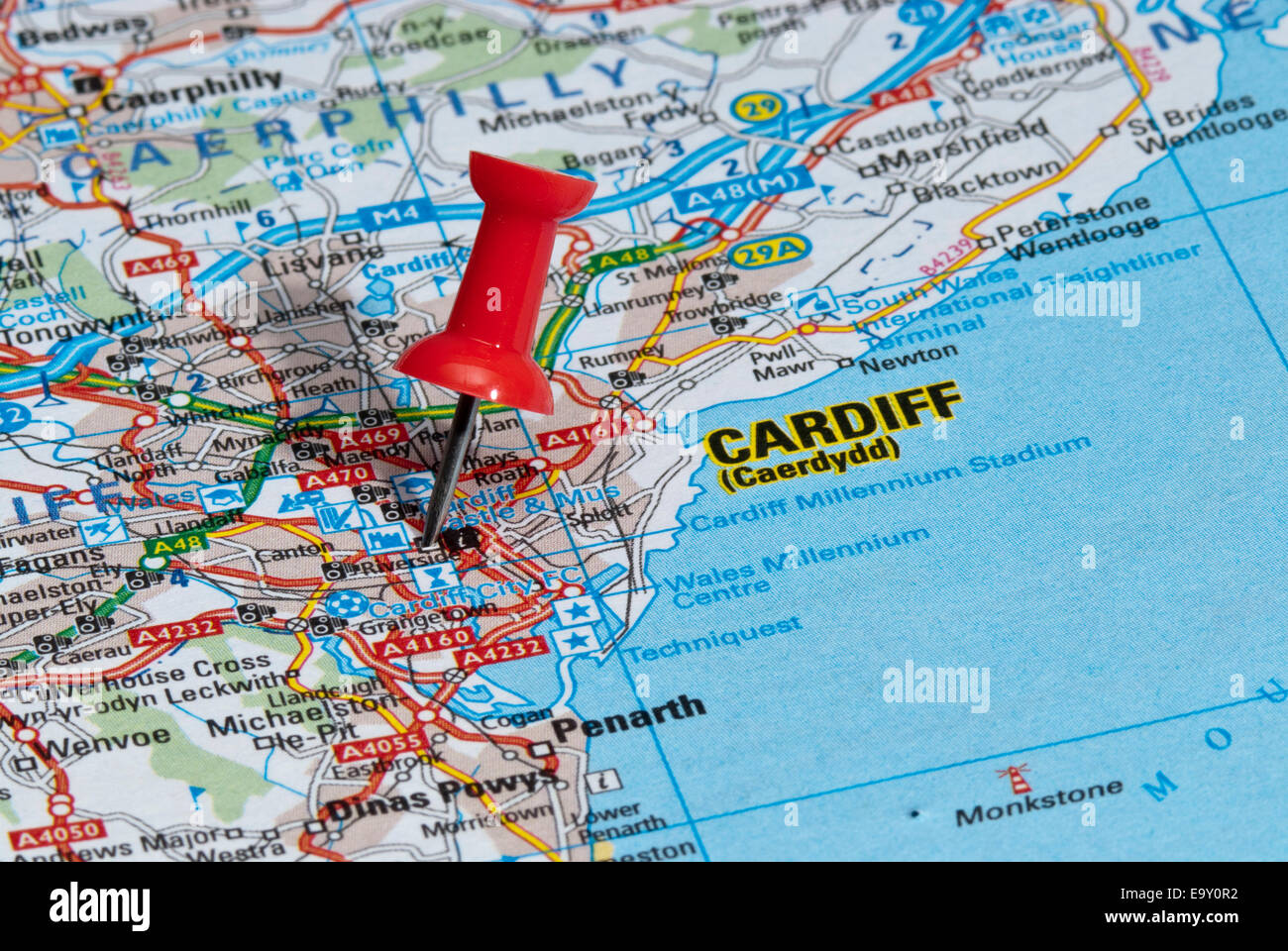 Carte rouge broche en route vers ville de Cardiff Banque D'Images