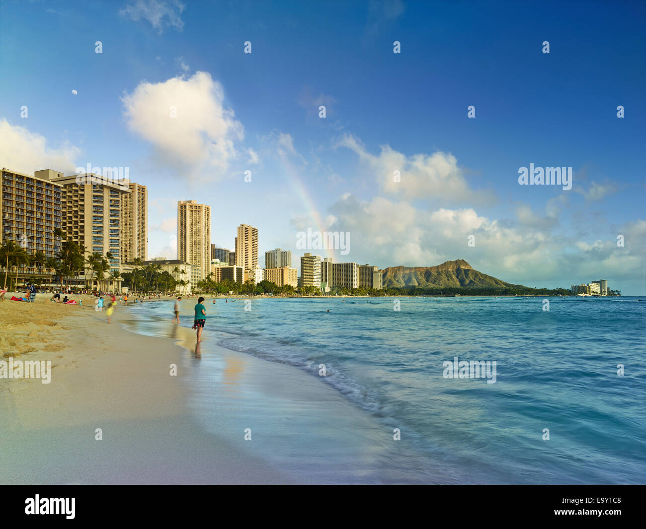 Arc-en-ciel sur la plage de Waikiki, Honolulu, Oahu, Hawaii, United States Banque D'Images