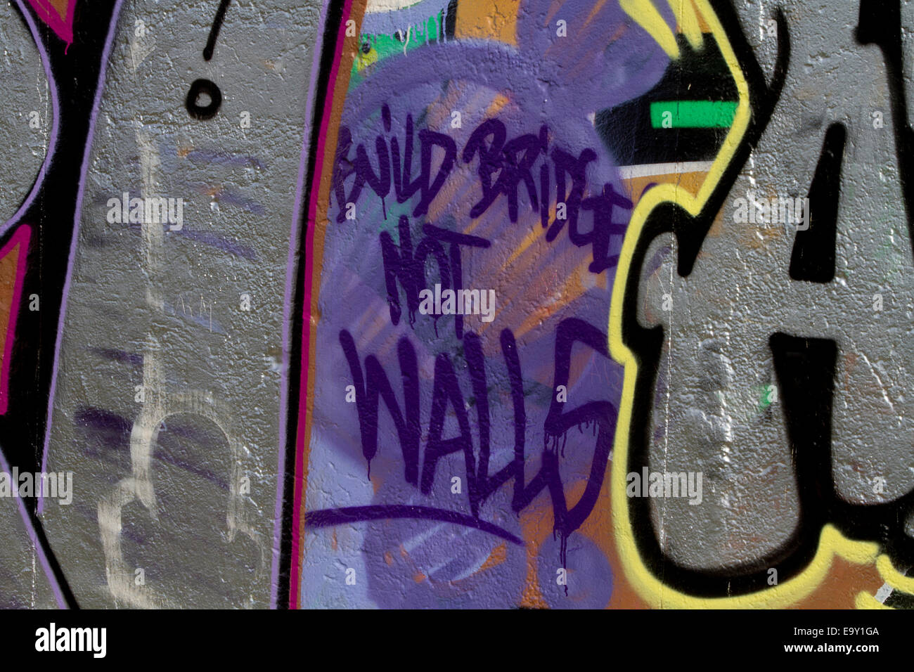 Mur de Berlin construire graffiti bridge pas des murs couleur Banque D'Images