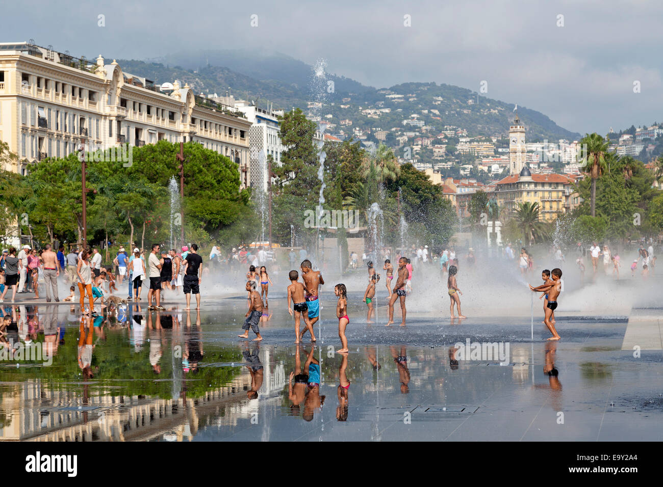 L'eau des fontaines, de la Place Masséna, Nice, Côte d'Azur, France Banque D'Images