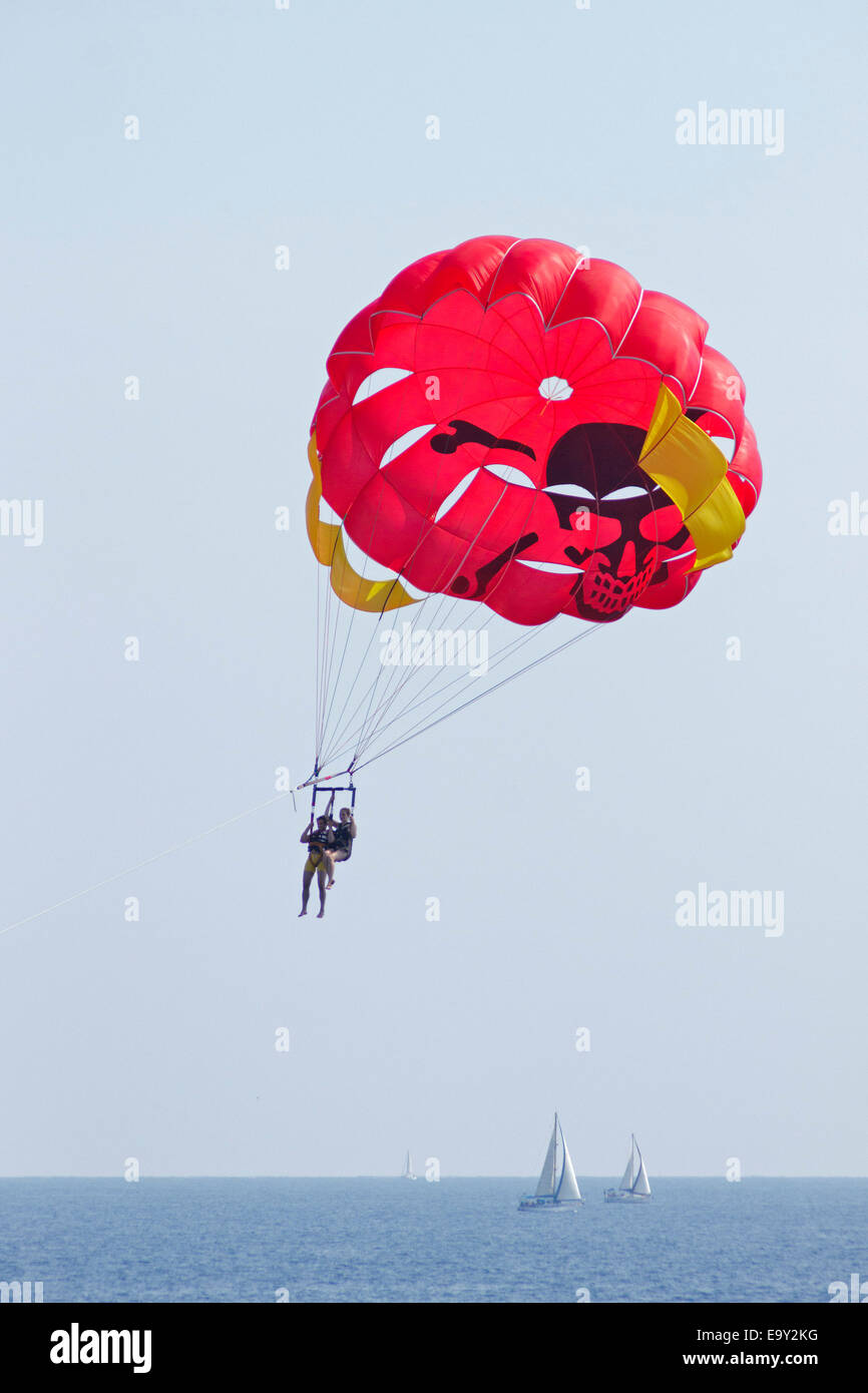 Le parachute ascensionnel sur la plage de Nice, Côte d'Azur, France Banque D'Images