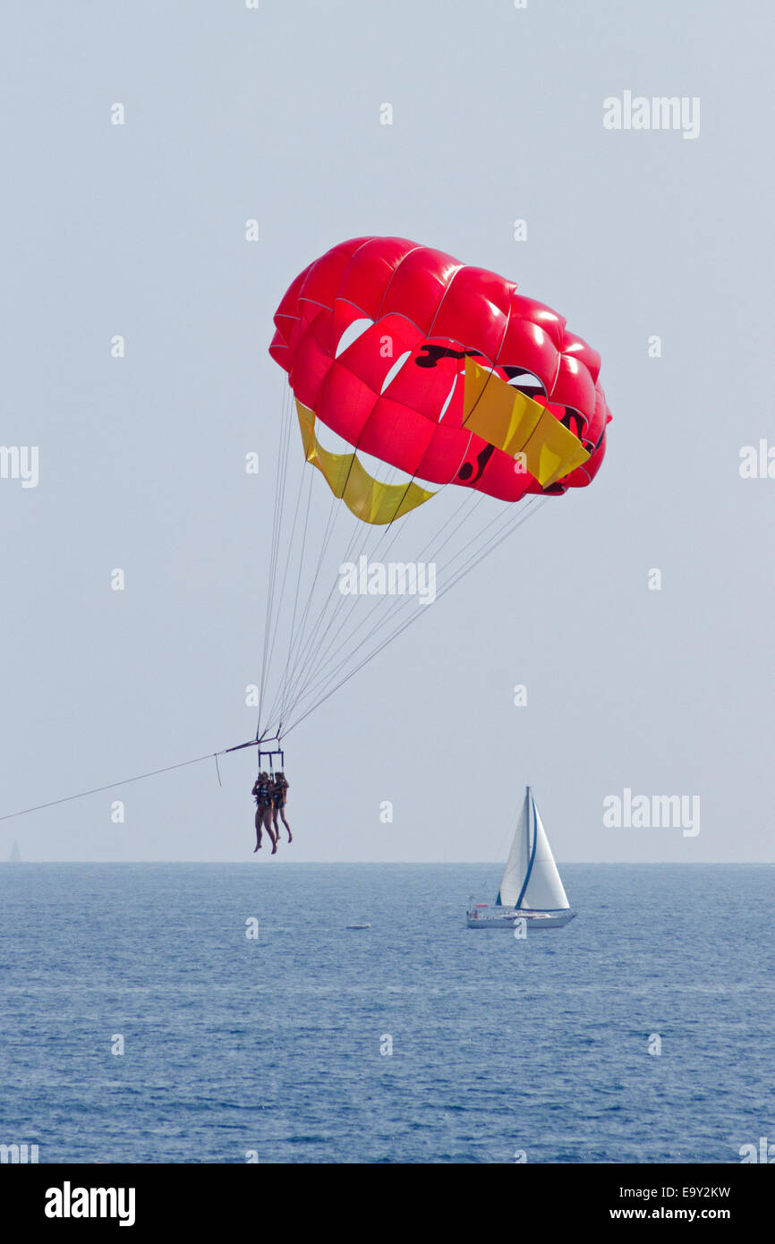 Le parachute ascensionnel sur la plage de Nice, Côte d'Azur, France Banque D'Images