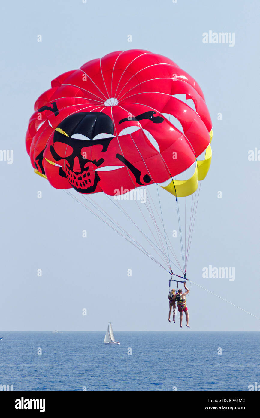 Le parachute ascensionnel sur la plage de Nice, Côte d'Azur, France Banque D'Images