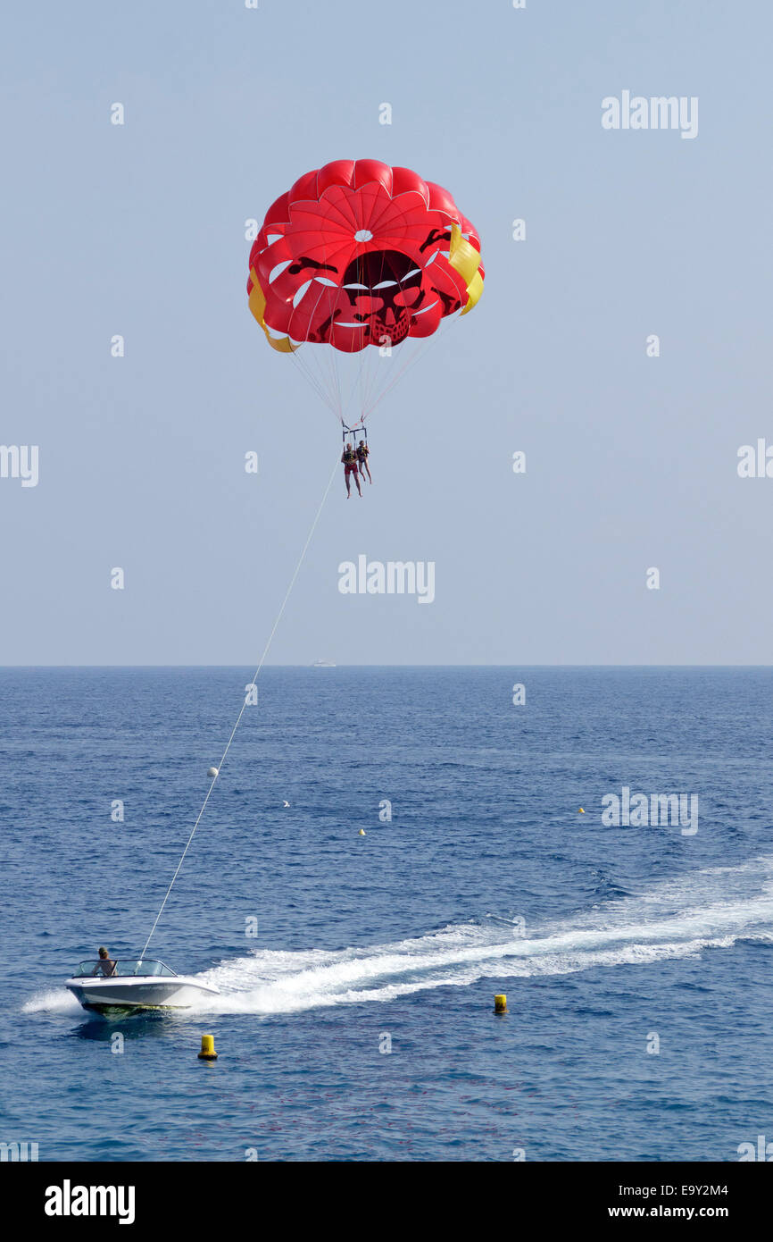 Le parachute ascensionnel sur la plage de Nice, Côte d'Azur, France Banque D'Images