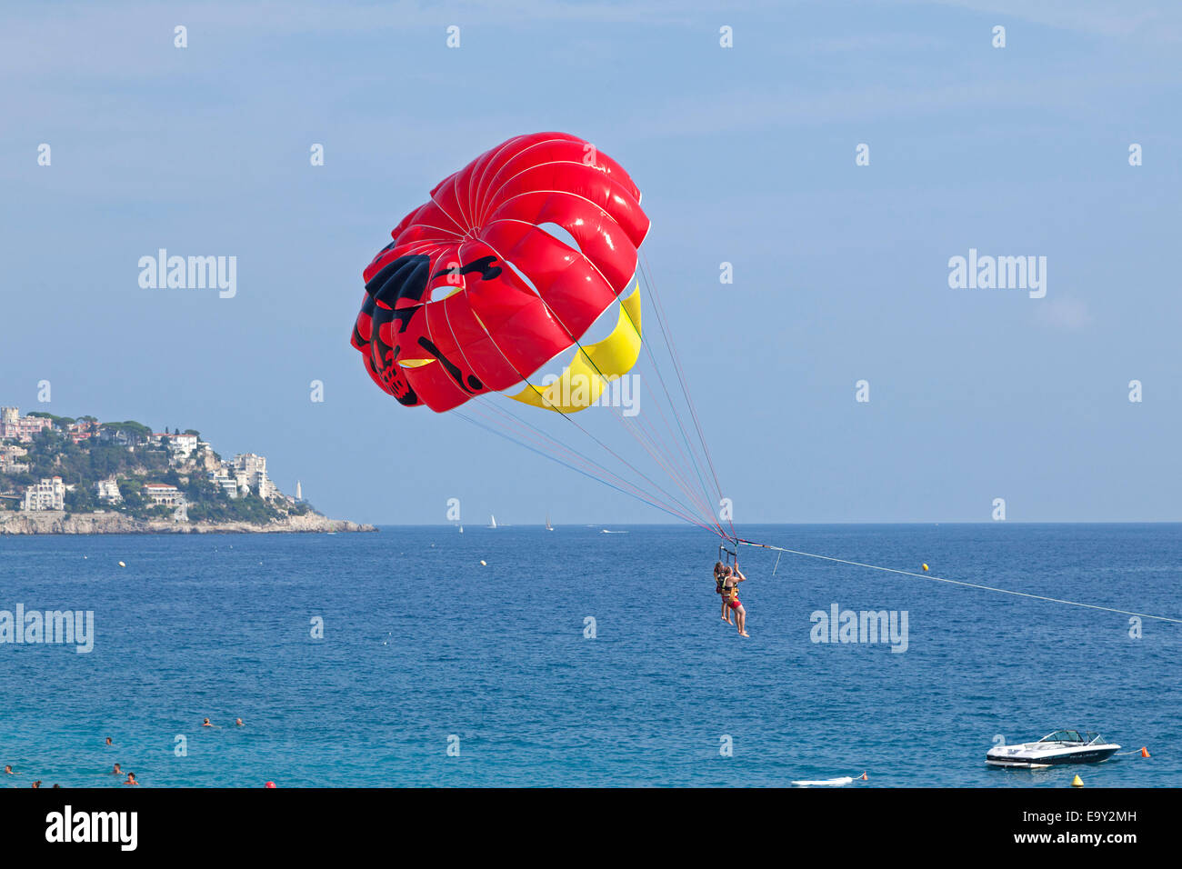 Le parachute ascensionnel sur la plage de Nice, Côte d'Azur, France Banque D'Images