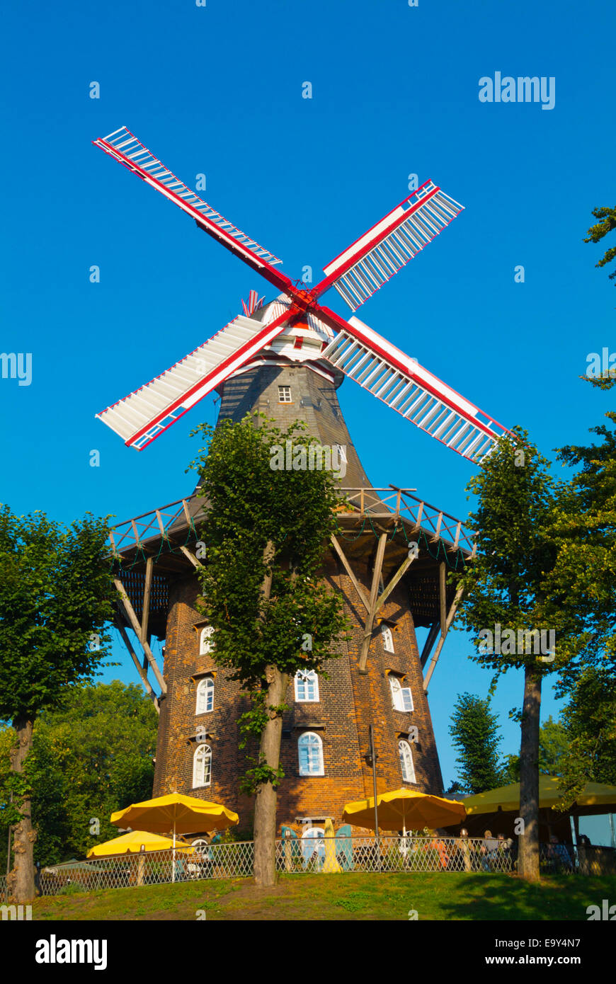 Windmühle am Wall, le moulin à vent avec café, parc Wallanlagen, le centre de Brême, Allemagne Banque D'Images