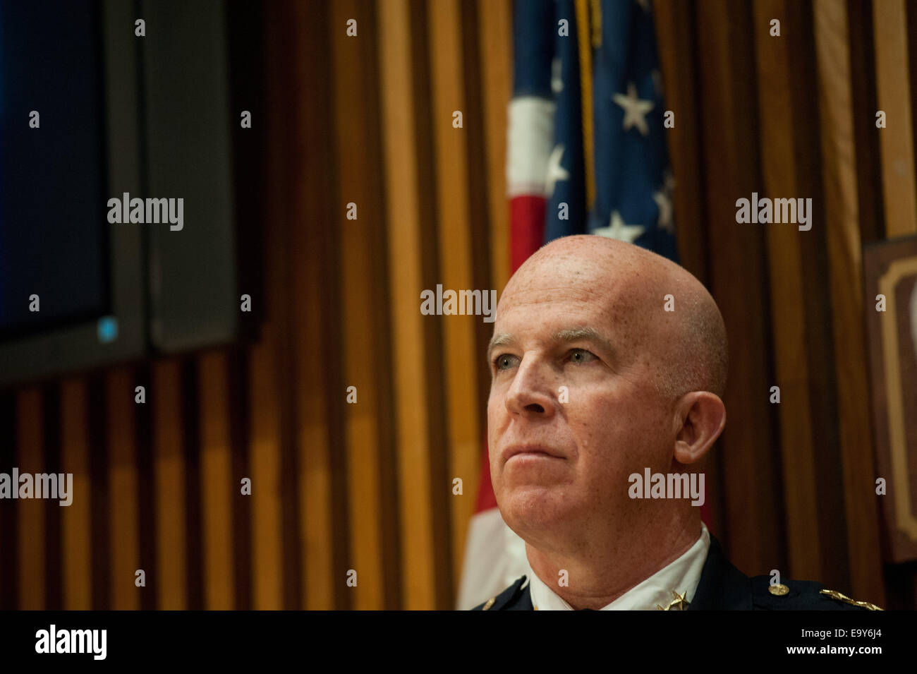 Le 3 novembre 2014 - Manhattan, New York, États-Unis - nouvellement promu chef de département JAMES O'NEILL regarde sur à la suite de la cérémonie, une promotion de la NYPD Police Plaza, le lundi 3 novembre 2014. (Crédit Image : © Bryan Smith/Zuma sur le fil) Banque D'Images