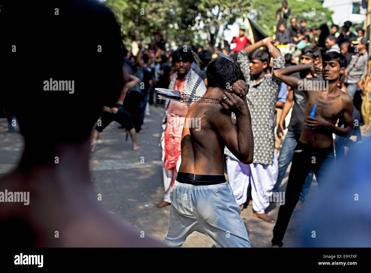 Les musulmans du Bangladesh le deuil alors que lui-même flagellating avec des lames au cours d'une procession Ashura à Dhaka. 4ème Nov, 2014. Achoura est un jour solennel de deuil pour les musulmans chiites commémorant le martyre de Hussein, petit-fils du Prophète Mohammad dans 680 Annonce à Karbala en Irak aujourd'hui. © K M Asad/ZUMA/ZUMAPRESS Fil. Credit : ZUMA Press, Inc./Alamy Live News Banque D'Images