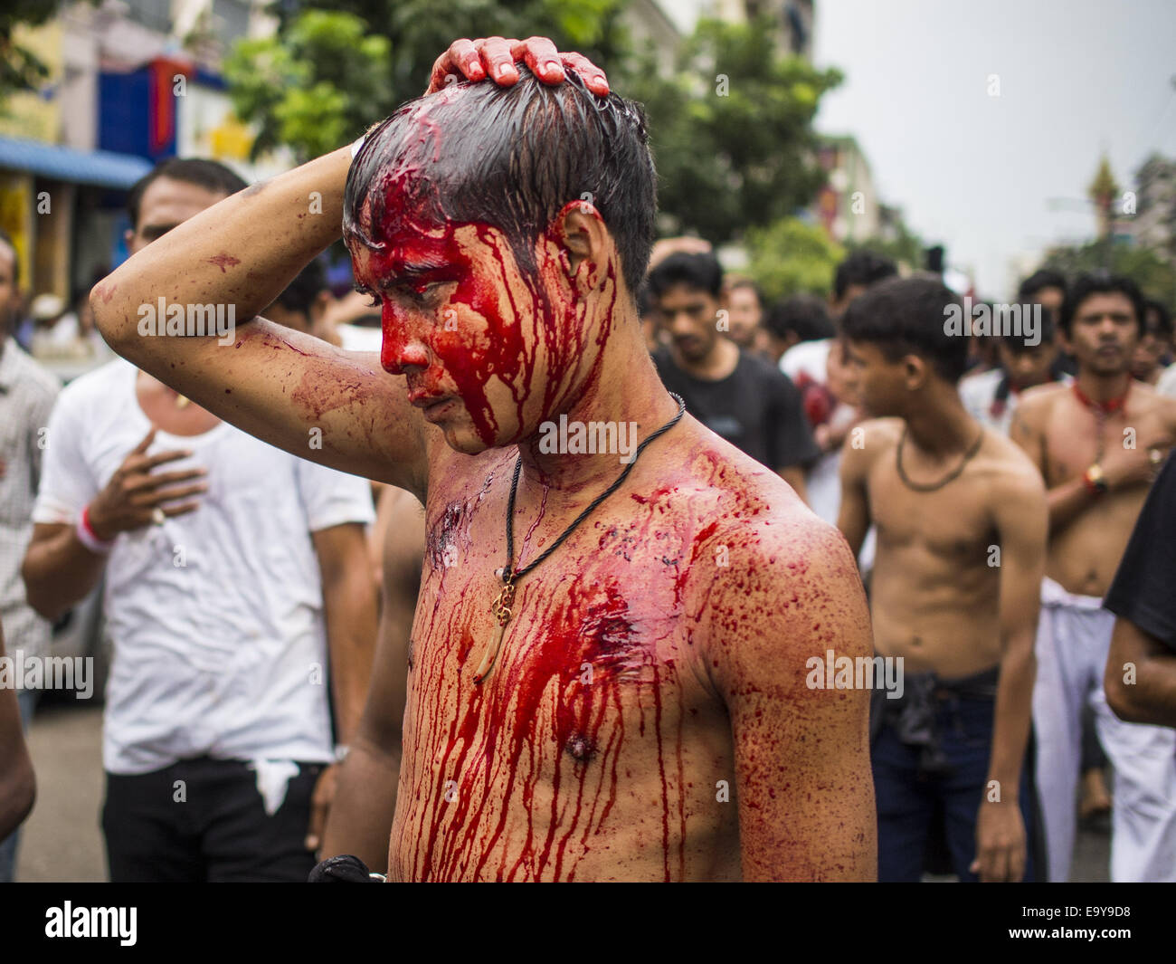 La Division de Yangon, Yangon, Myanmar. 4ème Nov, 2014. Flux de sang en bas de la face d'un homme chiite birmans qui ont participé à la flagellation pour Ashura à Yangon. Ashura, commémore la mort de Hussein ibn Ali, le petit-fils du prophète Mahomet, au 7ème siècle. Hussein ibn Ali est considéré par les musulmans chiites d'être le troisième Imam et le successeur légitime de Mahomet. Il a été tué à la bataille de Kerbala en 610 EC au 10ème jour de Muharram, le premier mois du calendrier islamique. © ZUMA Press, Inc./Alamy Live News Banque D'Images