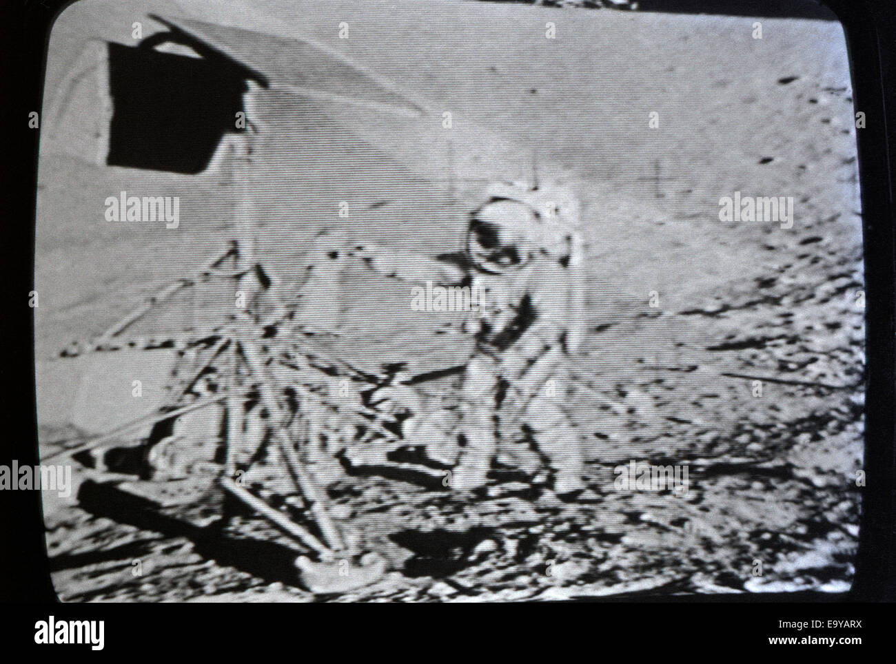 Moon landing 20 juillet 1969 astronaut photographié en temps réel sur l'écran de télévision à Los Angeles, Californie KATHY DEWITT Banque D'Images
